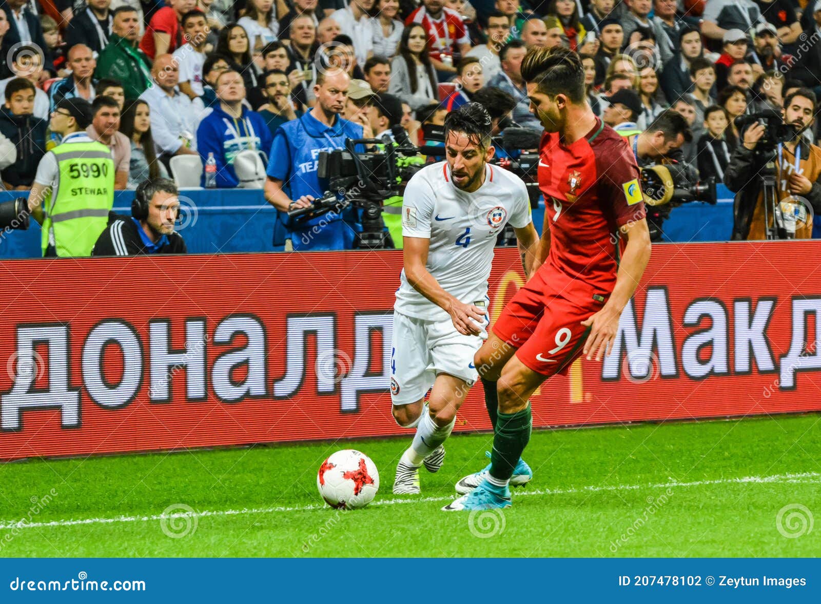 Jogador Nacional De Futebol Portugal E Re Silva Contra Chile Midfielder  Mauricio Isla Durante a Xícara De Confederações De Fifa 20 Imagem de Stock  Editorial - Imagem de futebolista, arena: 207478114