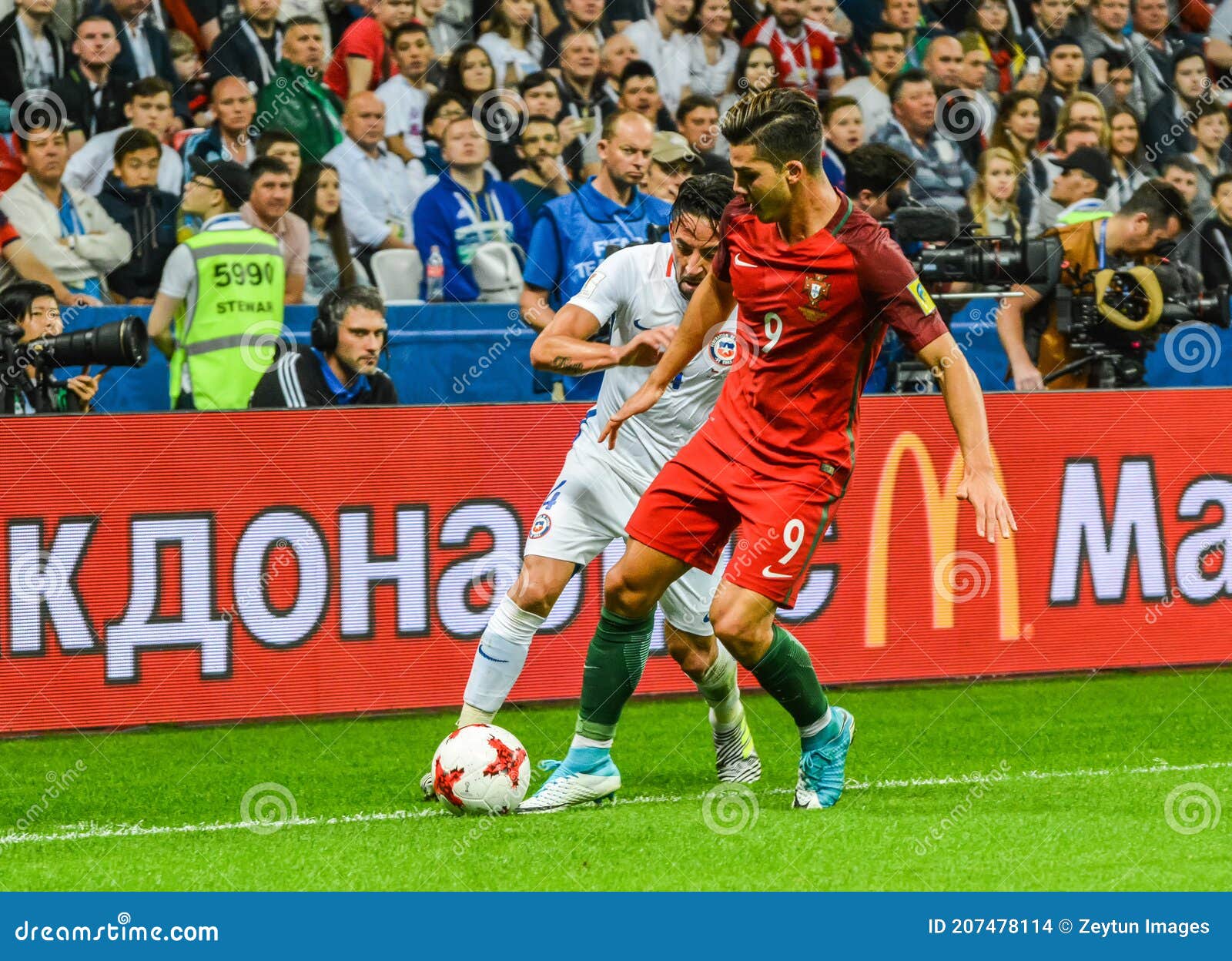 Capitã Nacional De Futebol Portugal Cristiano Ronaldo Contra Chile  Midfielder Mauricio Isla Durante Xícara De Confederação De Fifa Imagem  Editorial - Imagem de caldeira, futebolista: 207477780