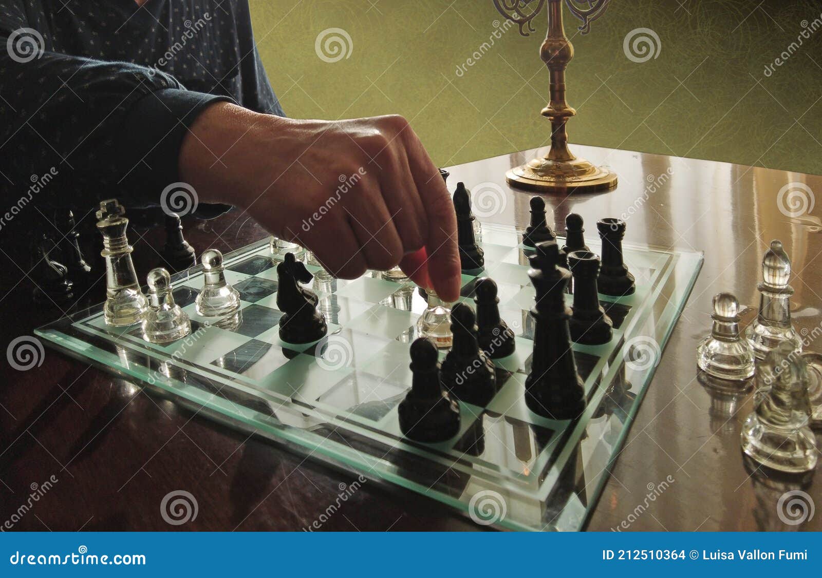 Pessoa jogando xadrez, imagem conceitual de uma mulher de