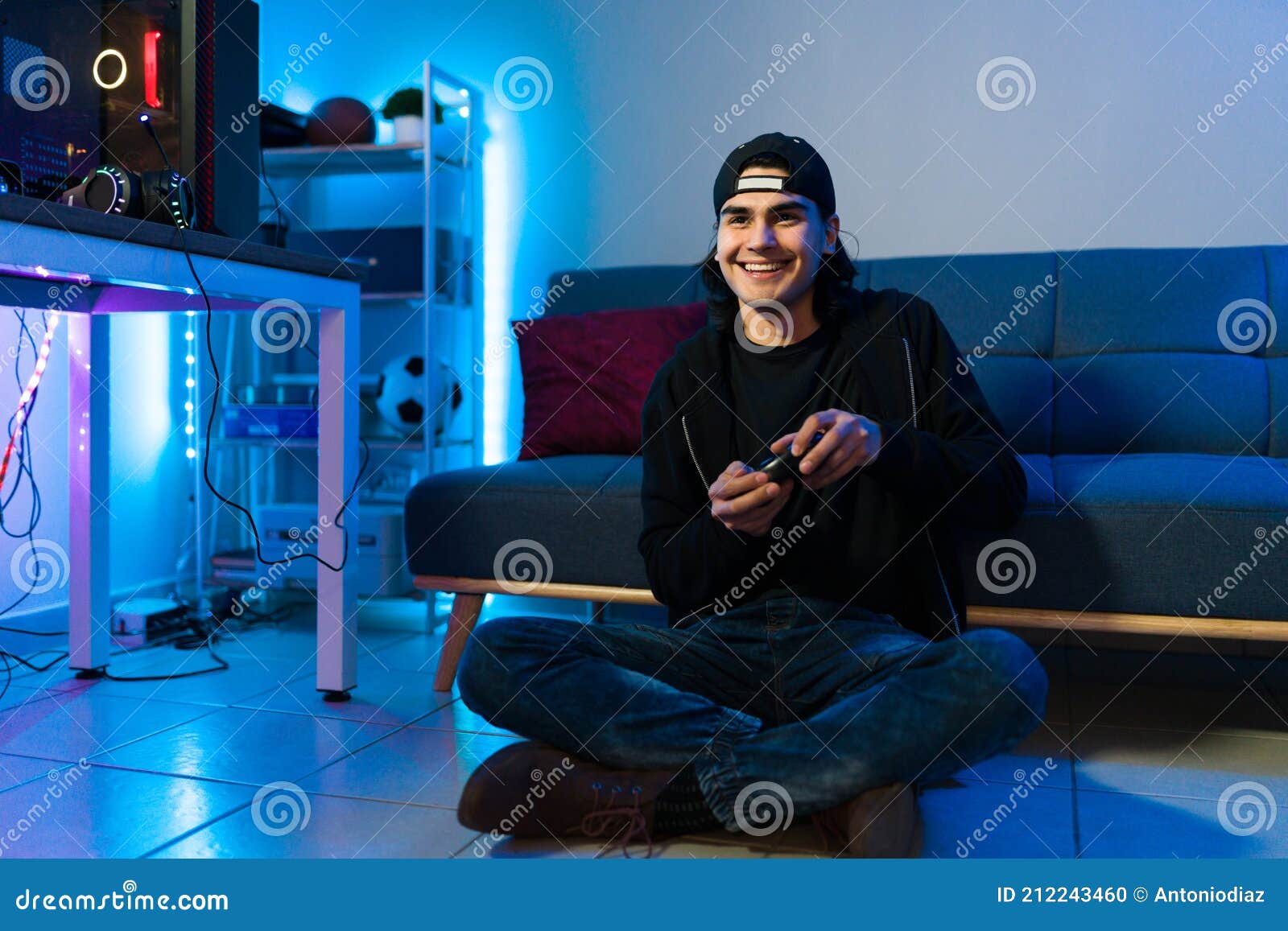 Amigos gamers animados jogando videogame em casa rindo enquanto
