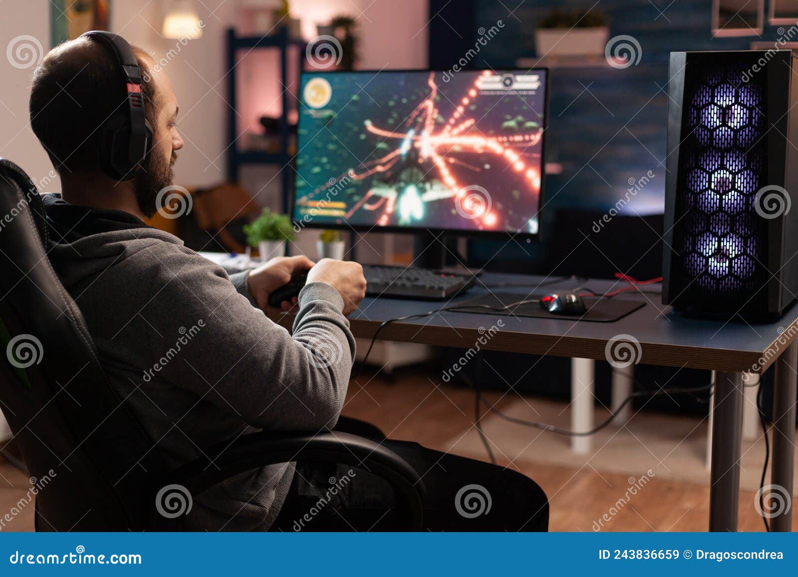 Jogador Que Usa Controlador Para Jogar Jogos Online Imagem de Stock -  Imagem de fone, atividade: 243836659