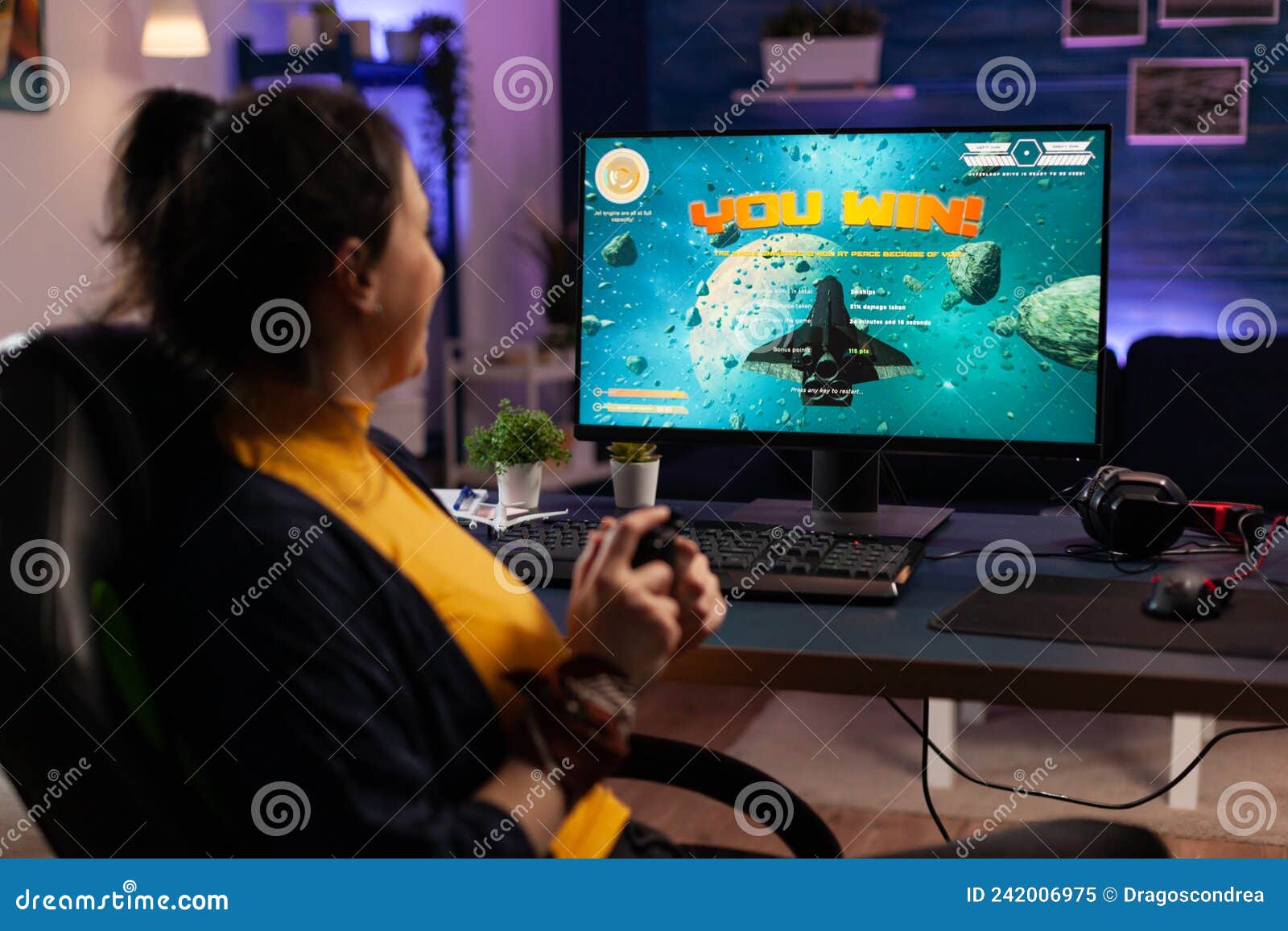 competição de fone de ouvido de jogador de menina asiática feliz jogar  videogame online com luzes