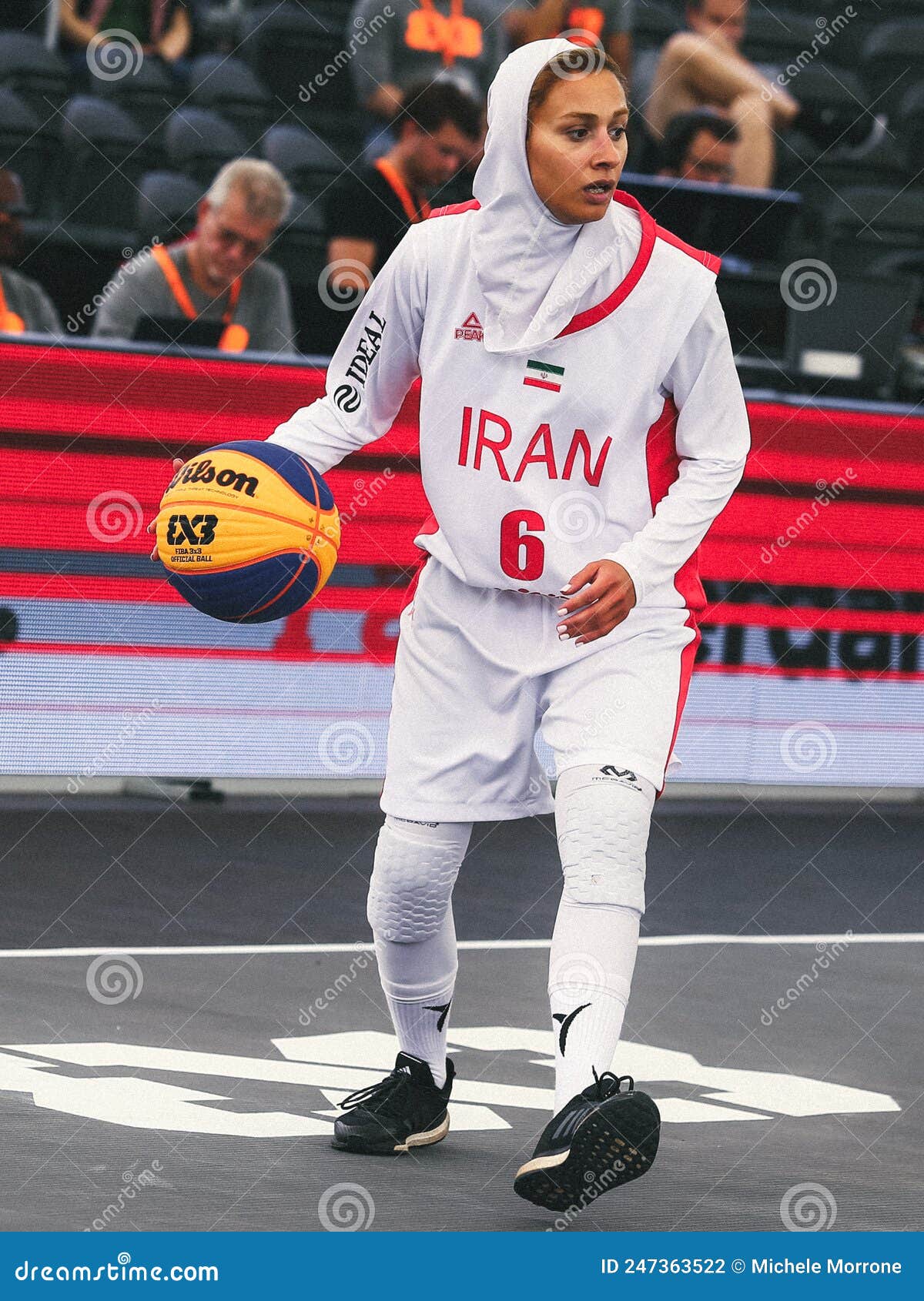 Jogadora De Basquetebol Iraniana Saiedeh Elli Fotografia Editorial - Imagem  de meninas, iraniano: 247363522