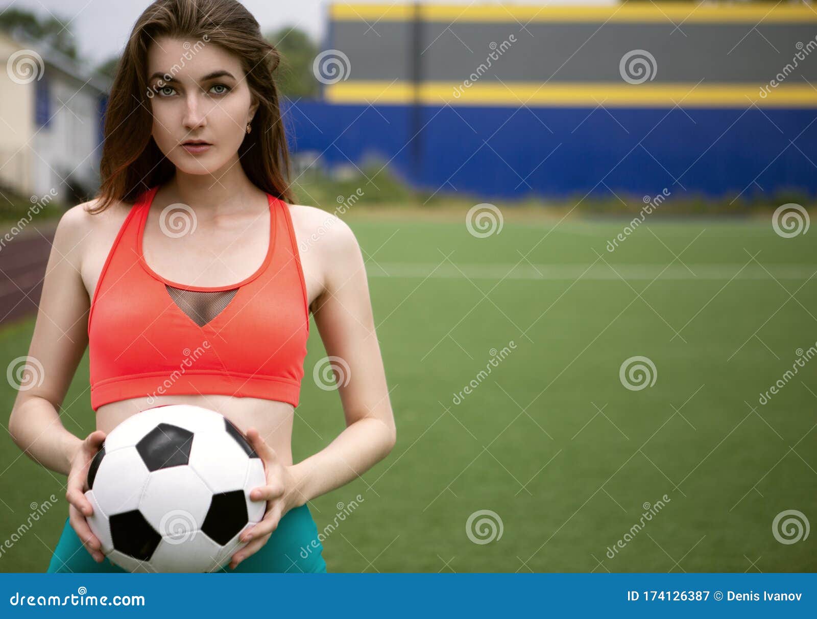 Jogo de esportes femininos e mãos com bola em um campo para