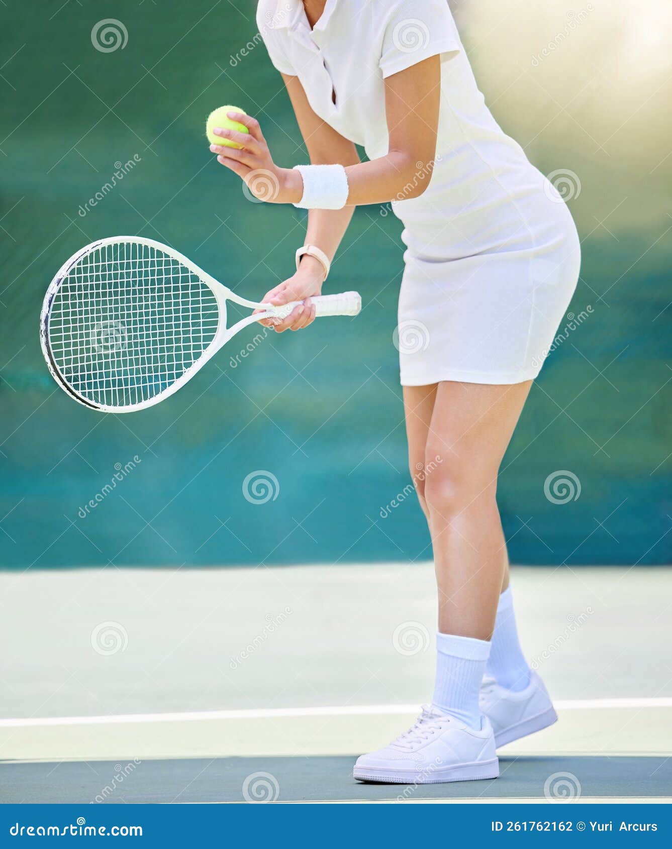 Jogadora De Tênis Invada E Serve Bola De Tênis Em Competição Jogos De Verão  E Treinamento Ao Ar Livre. Campo De Tênis Feminino Foto de Stock - Imagem  de profissional, divertimento: 261762162