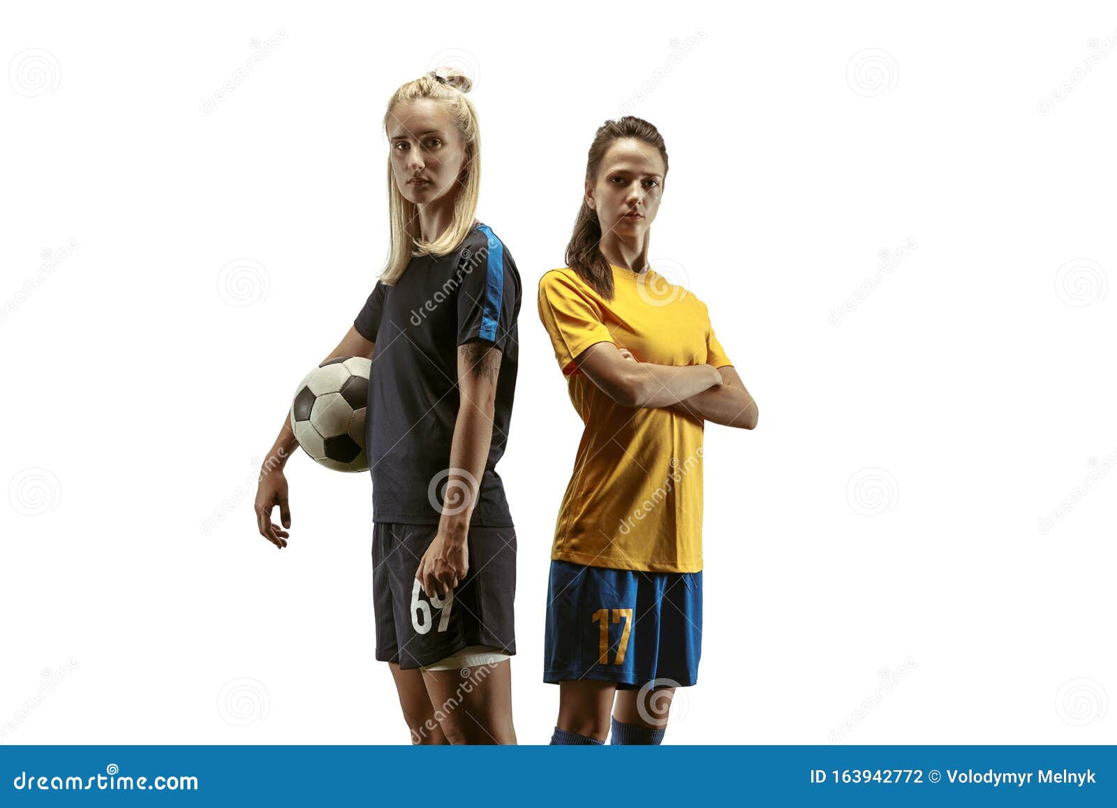 Bola de futebol feminina ou pensando em metas de condicionamento físico,  jogo de treinamento, jogo de treino na cidade do canadá, jogador de  futebol, atleta de esportes ou treinador de exercícios, ouvindo música de  rádio de saúde ou podcast de vencedor