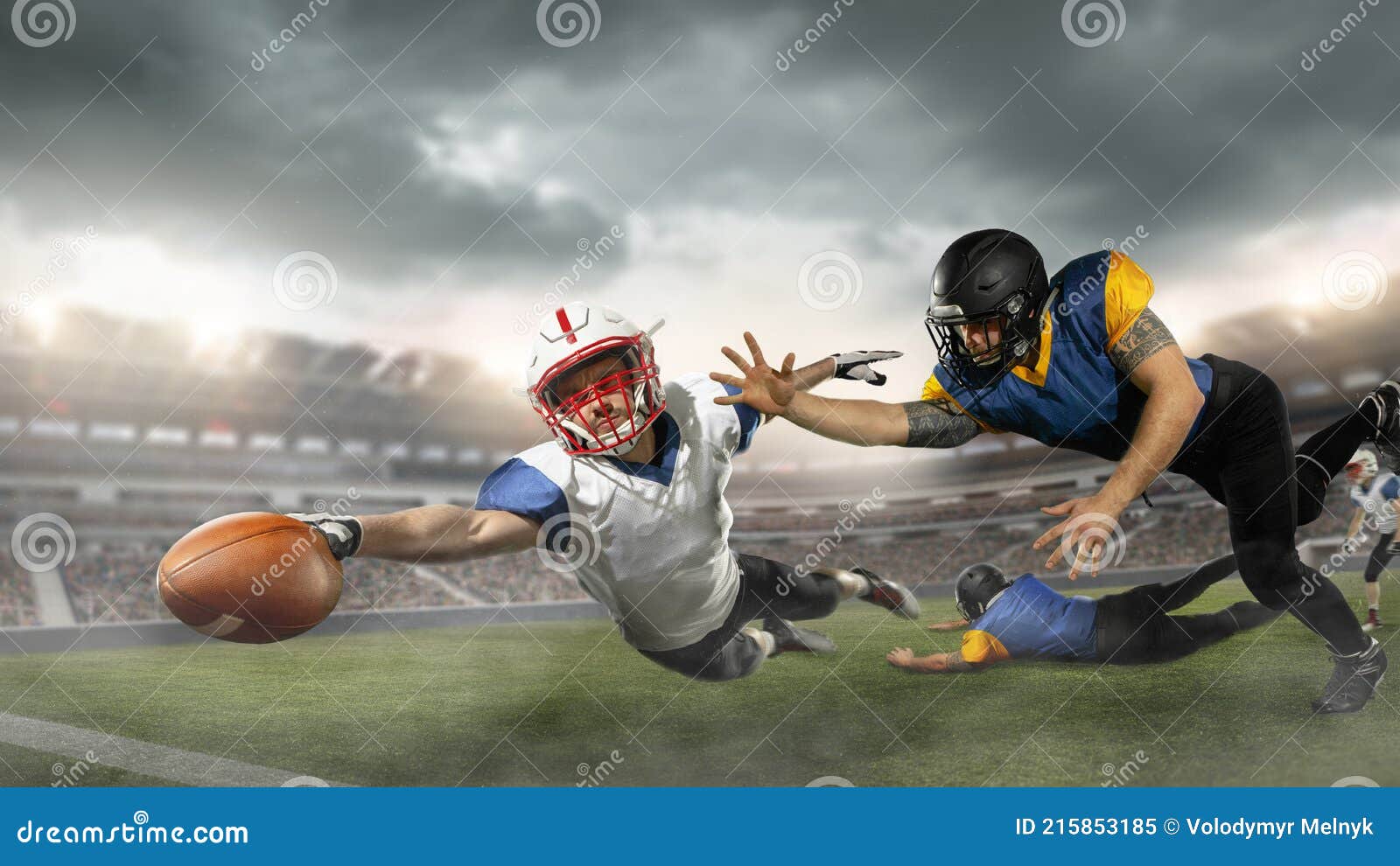 Jogadores de futebol americano em jogo de ação com fundo de estádio de  futebol