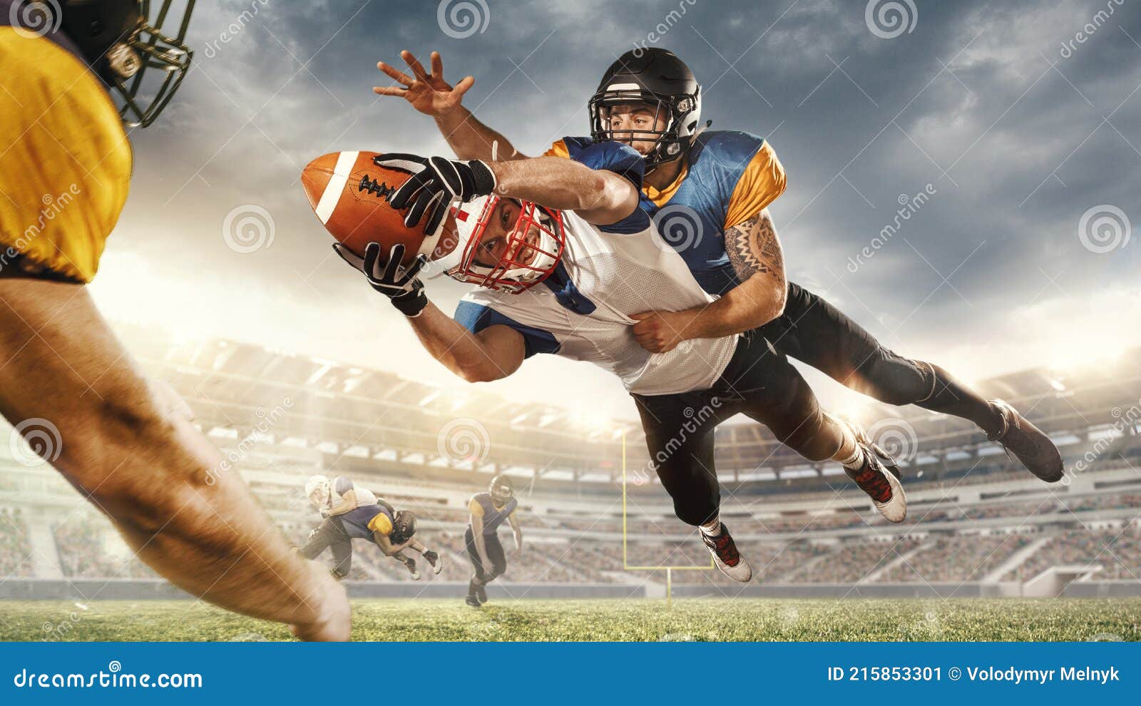 Jogadores De Futebol Americano Lutando Por Gol No Estádio Lanternas.  Desportista Profissional Durante O Jogo Foto de Stock - Imagem de américa,  brilhante: 215853414