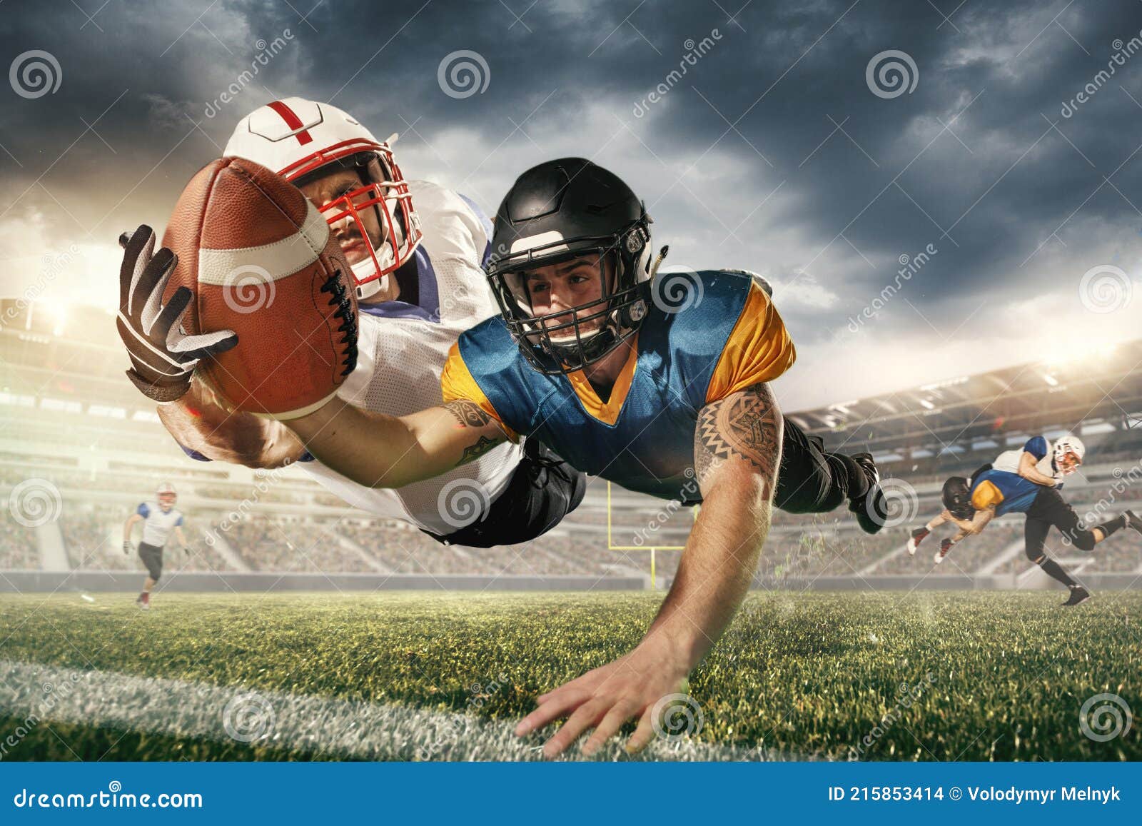 Jogadores De Futebol Americano Lutando Por Gol No Estádio Lanternas.  Desportista Profissional Durante O Jogo Foto de Stock - Imagem de américa,  brilhante: 215853414