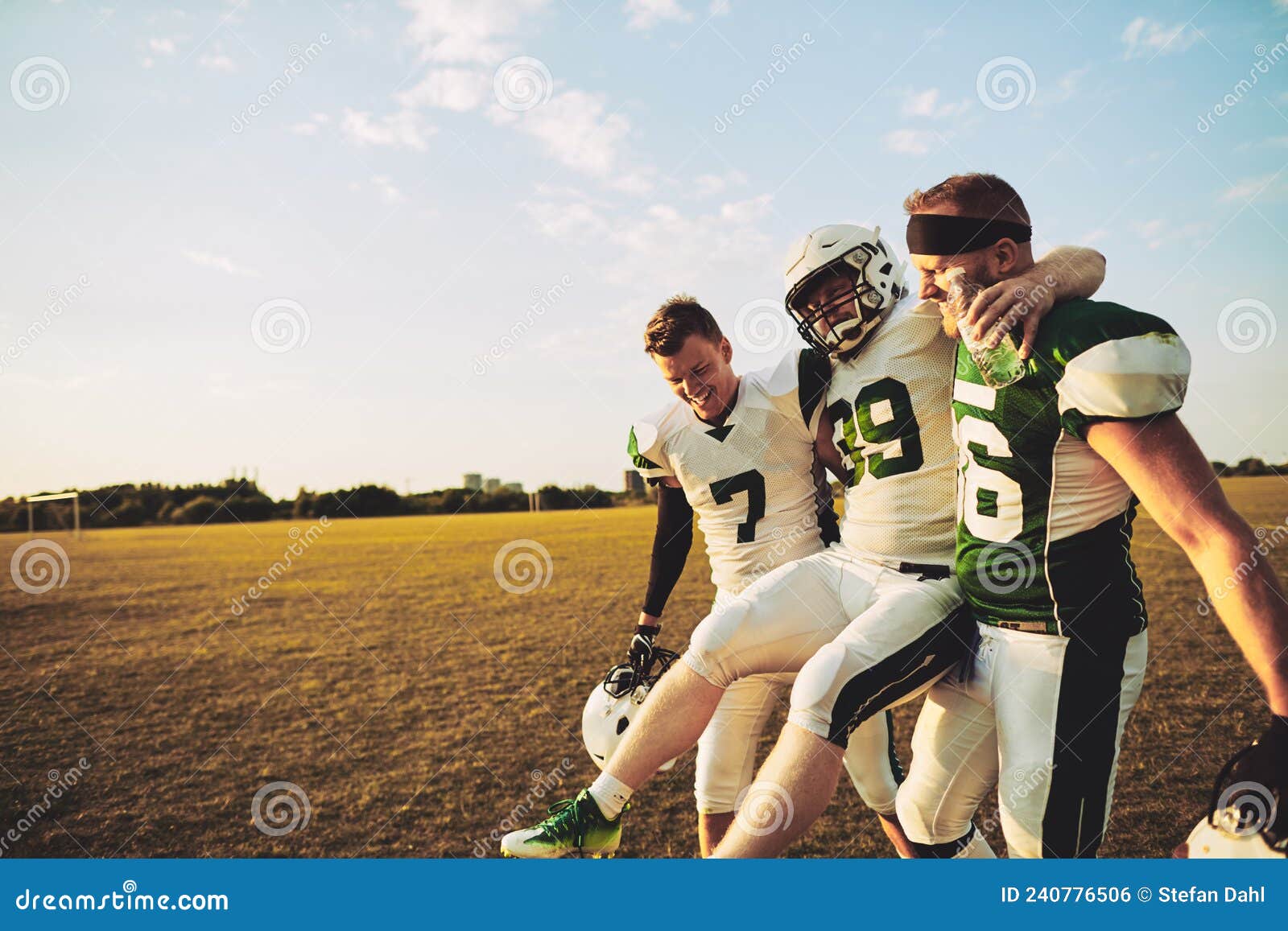 Jogadores De Futebol Que Estão No Campo Durante a Prática Foto de