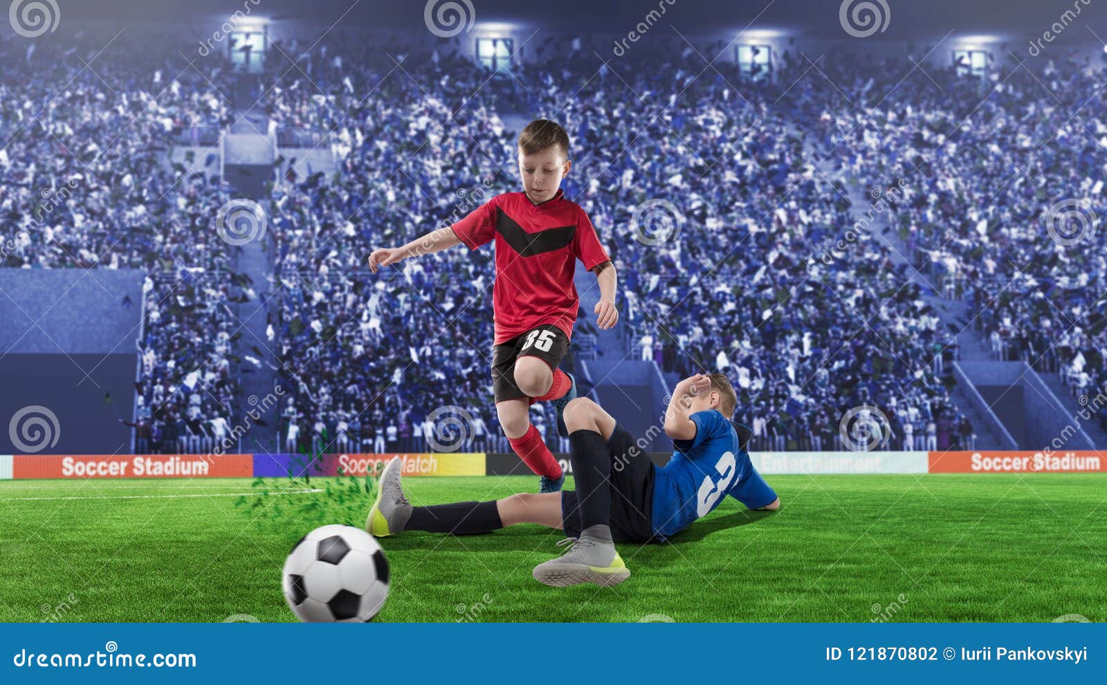 2 Jogadores De Futebol Das Crianças Na Luta Para a Bola Em Um