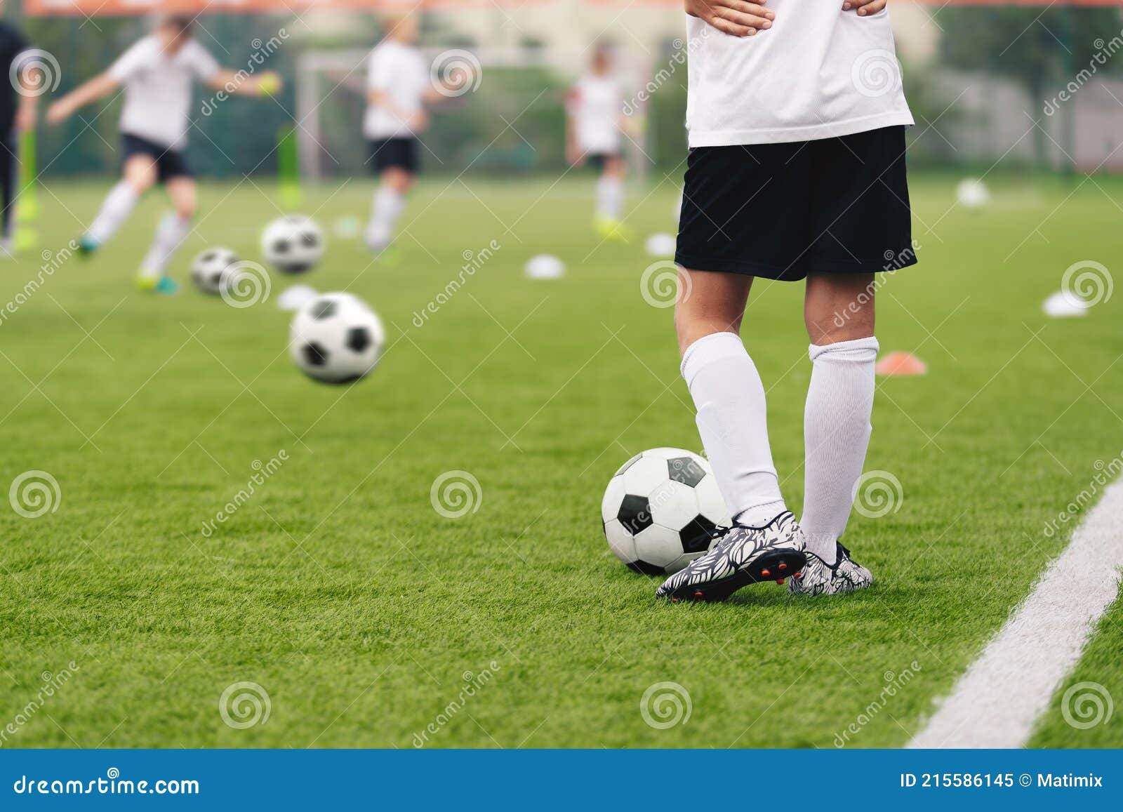 Jogadores De Futebol Que Estão No Campo Durante a Prática Foto de