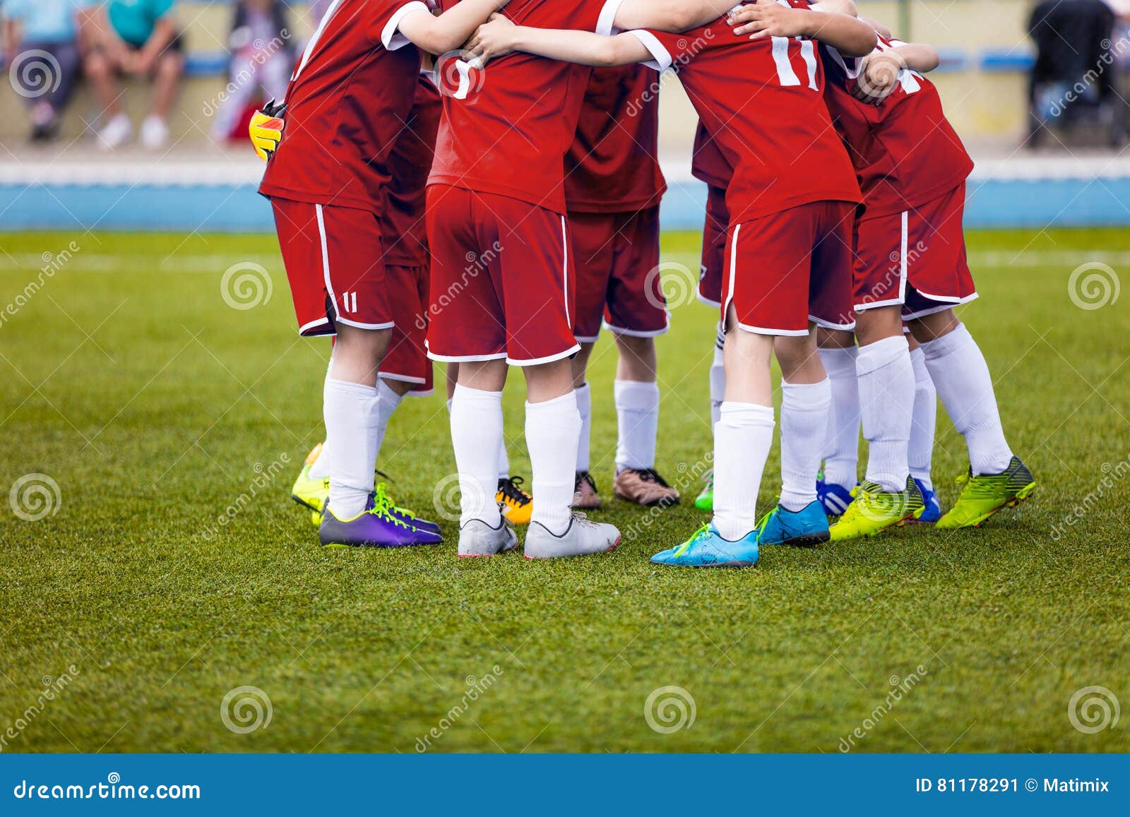 Jogadores De Futebol Novos Do Futebol No Sportswear Vermelho Equipe De  Esportes Nova Fósforo De Futebol Para Crianças Foto Editorial - Imagem de  corte, futebol: 81178291