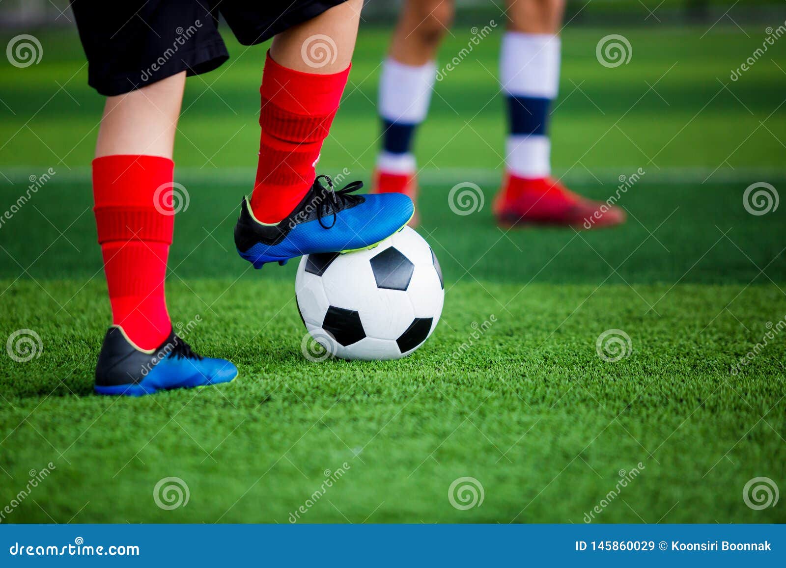 Jogadores De Futebol Novos Do Menino Corridos Para Prender E Controlar a  Bola Para O Tiro Ao Objetivo Imagem de Stock - Imagem de atleta, ativo:  145860029