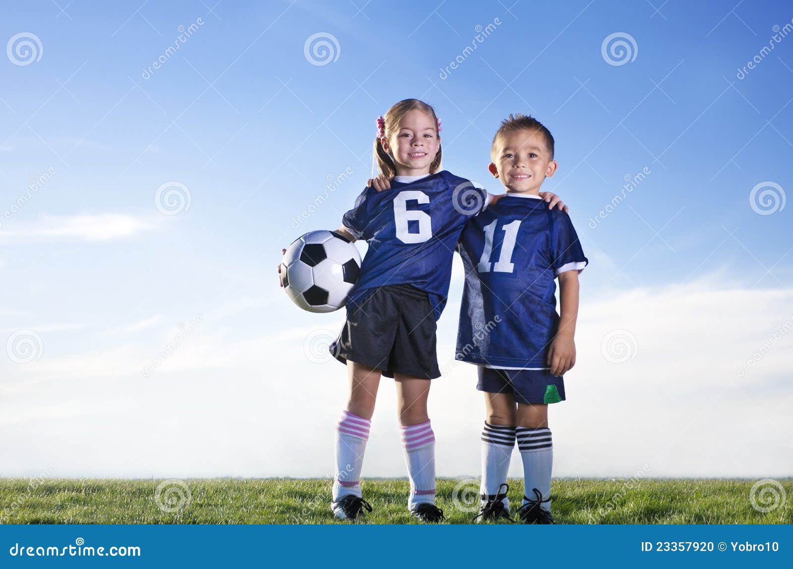 Jogadores De Futebol Novos Em Uma Equipe Foto de Stock - Imagem de étnico,  felicidade: 23357920