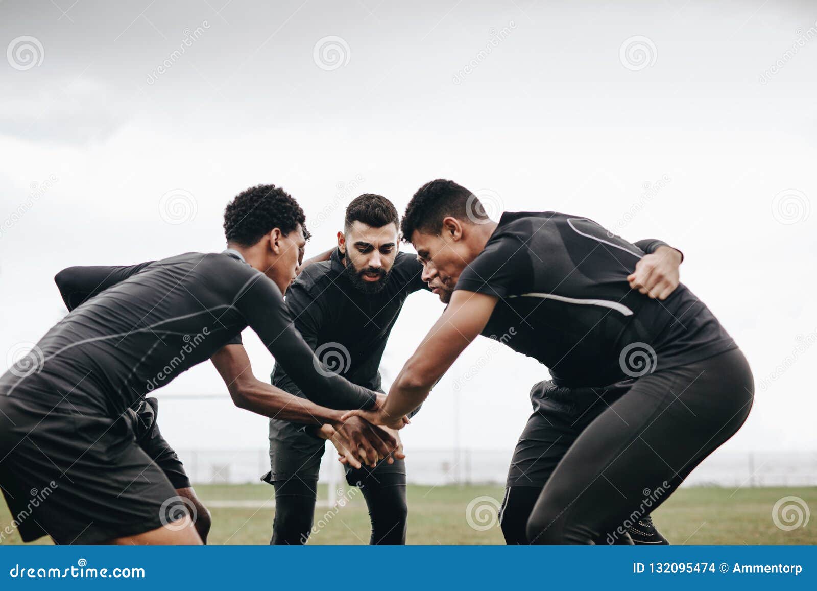 Jogadores De Futebol Que Estão No Campo Durante a Prática Foto de