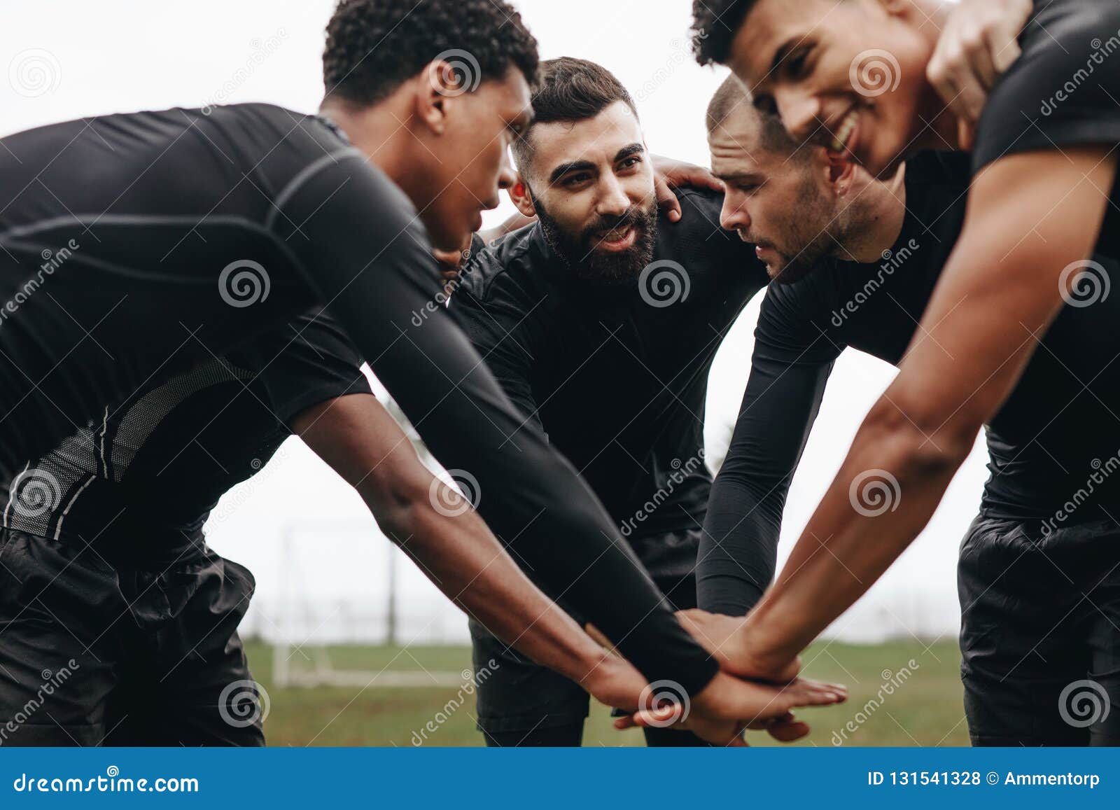 Jogadores De Futebol Que Juntam-se às Mãos Na Aproximação Que Fala