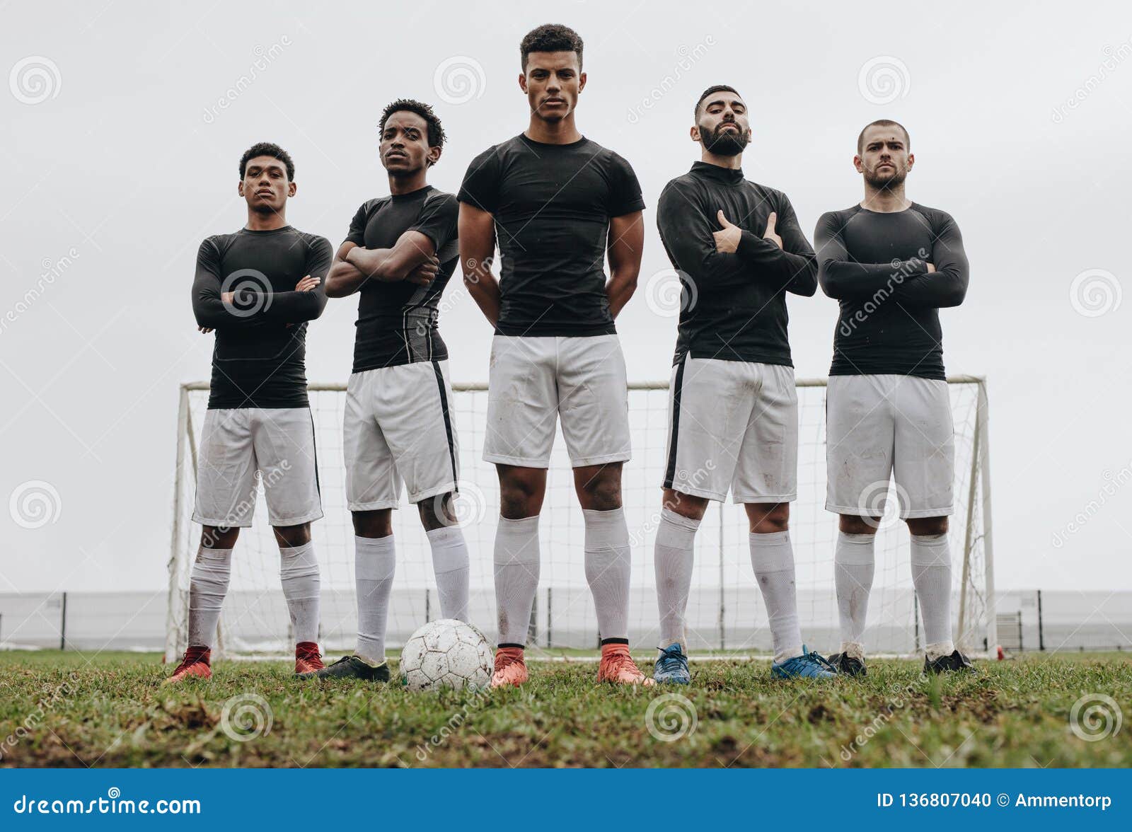 Jogadores De Futebol Sentados Lado a Lado Num Campo De Futebol