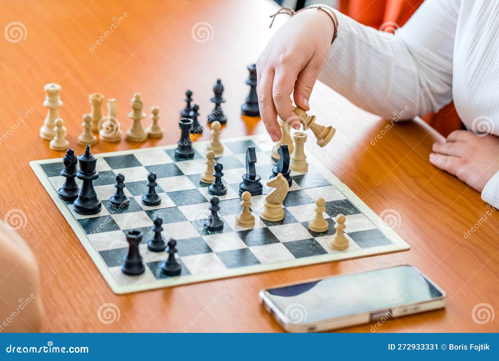 Jogadores Jogam Xadrez Em Um Tabuleiro De Xadrez Com Peças De Xadrez Em Um  Torneio Foto de Stock - Imagem de roupa, posto: 272933864