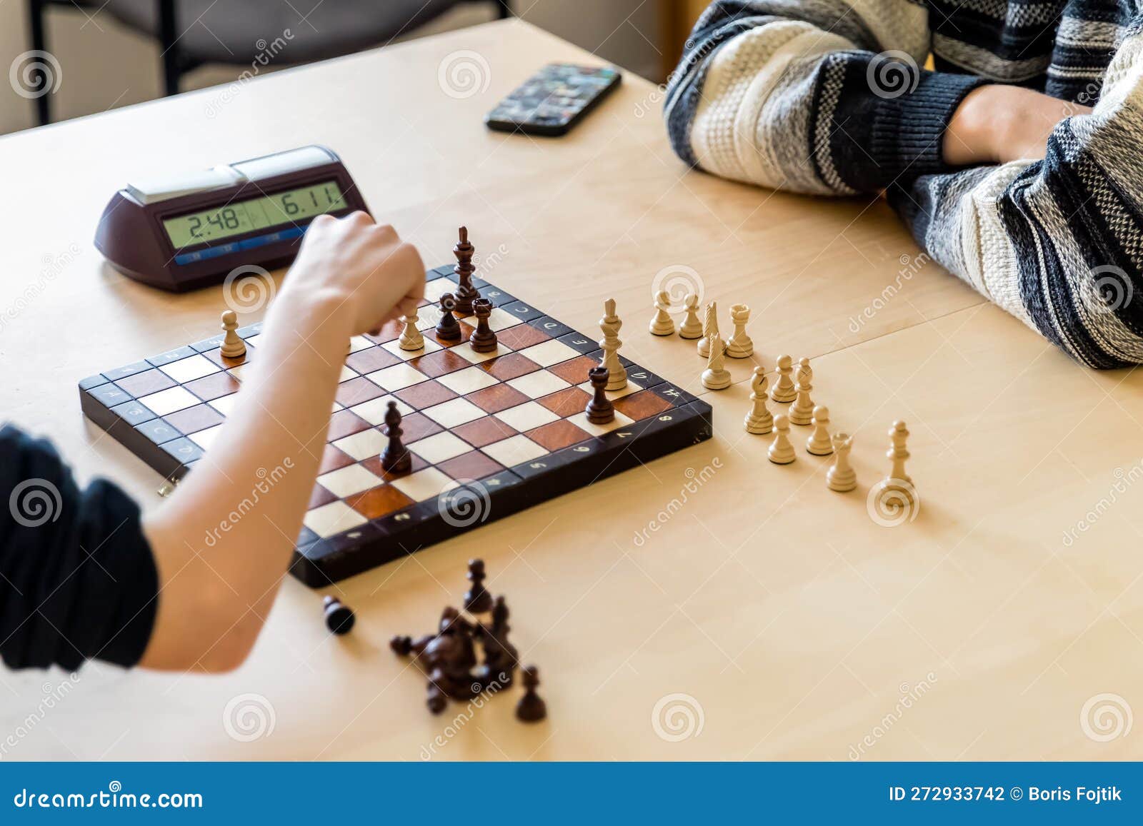Jogadores Jogam Xadrez Em Um Tabuleiro De Xadrez Com Peças De Xadrez Em Um  Torneio Foto de Stock - Imagem de antigo, jogadores: 272933742