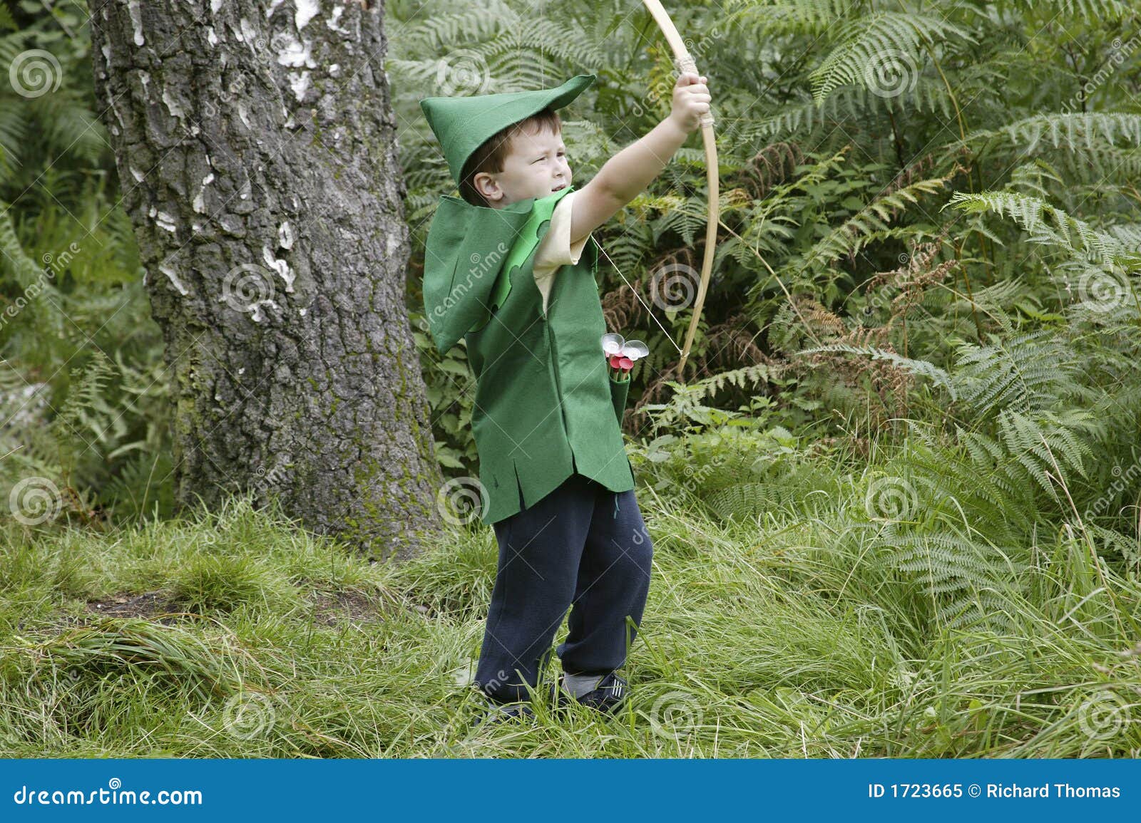 Jogando Robin Hood imagem de stock. Imagem de macho, jogo - 1723665