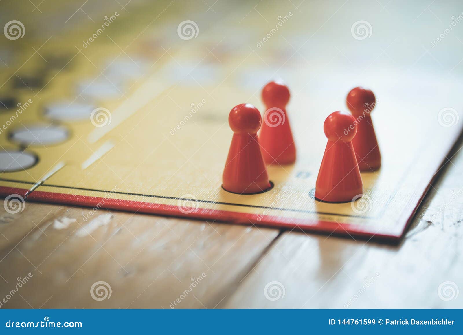 Jogando um jogo de salão meeples em uma mesa ludo