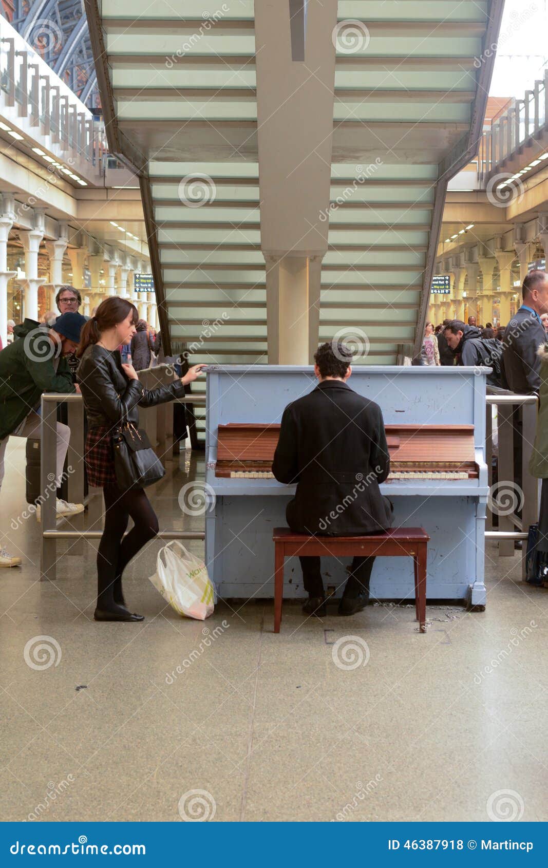 Jogando Um Piano Na Estação De Trem De St Pancras Foto de Stock Editorial -  Imagem de plano, capital: 46387918