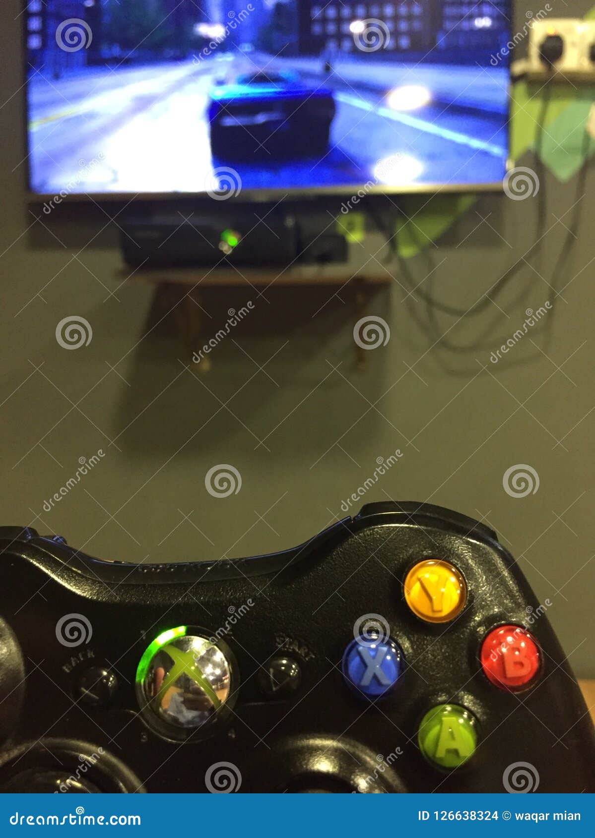 Jogando Xbox imagem de stock editorial. Imagem de jogar - 126638324