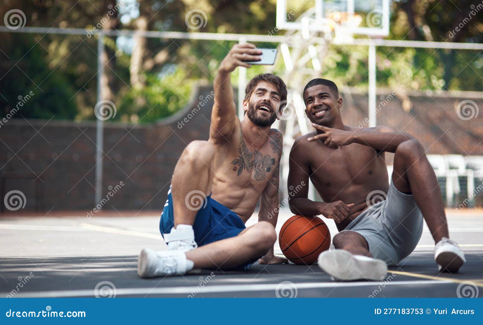 Jovem e mulher jogando basquete na quadra — Duas pessoas