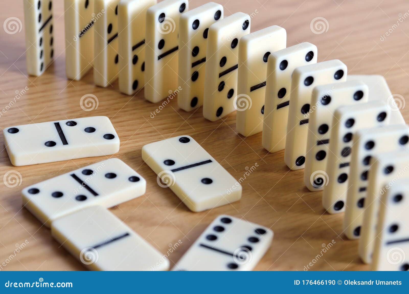 O Famoso Jogo Dominó Que a Foto Foi Tirada No Egito E é Um Dos Jogos  Populares Deles Foto de Stock - Imagem de madeira, xadrez: 216288560