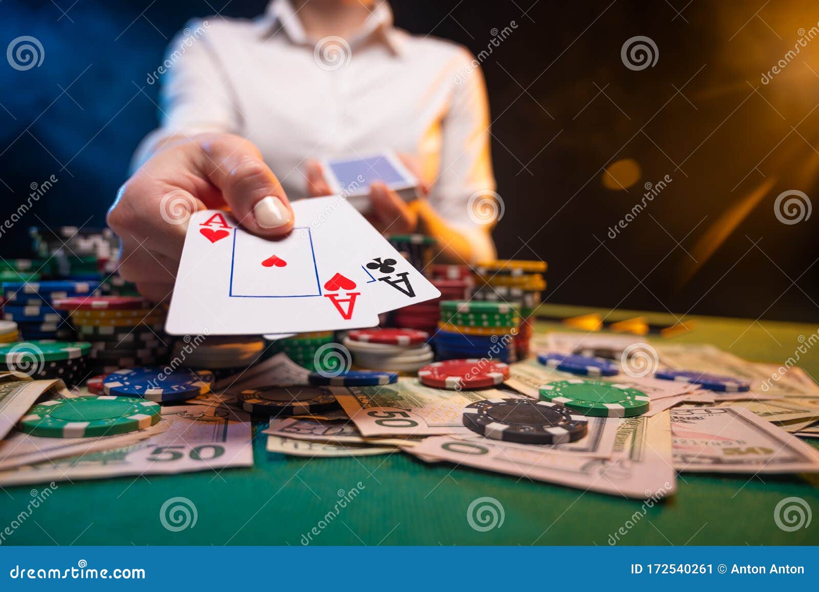 Conceito de jogo online de cassino. jogando fichas, cartas e dados