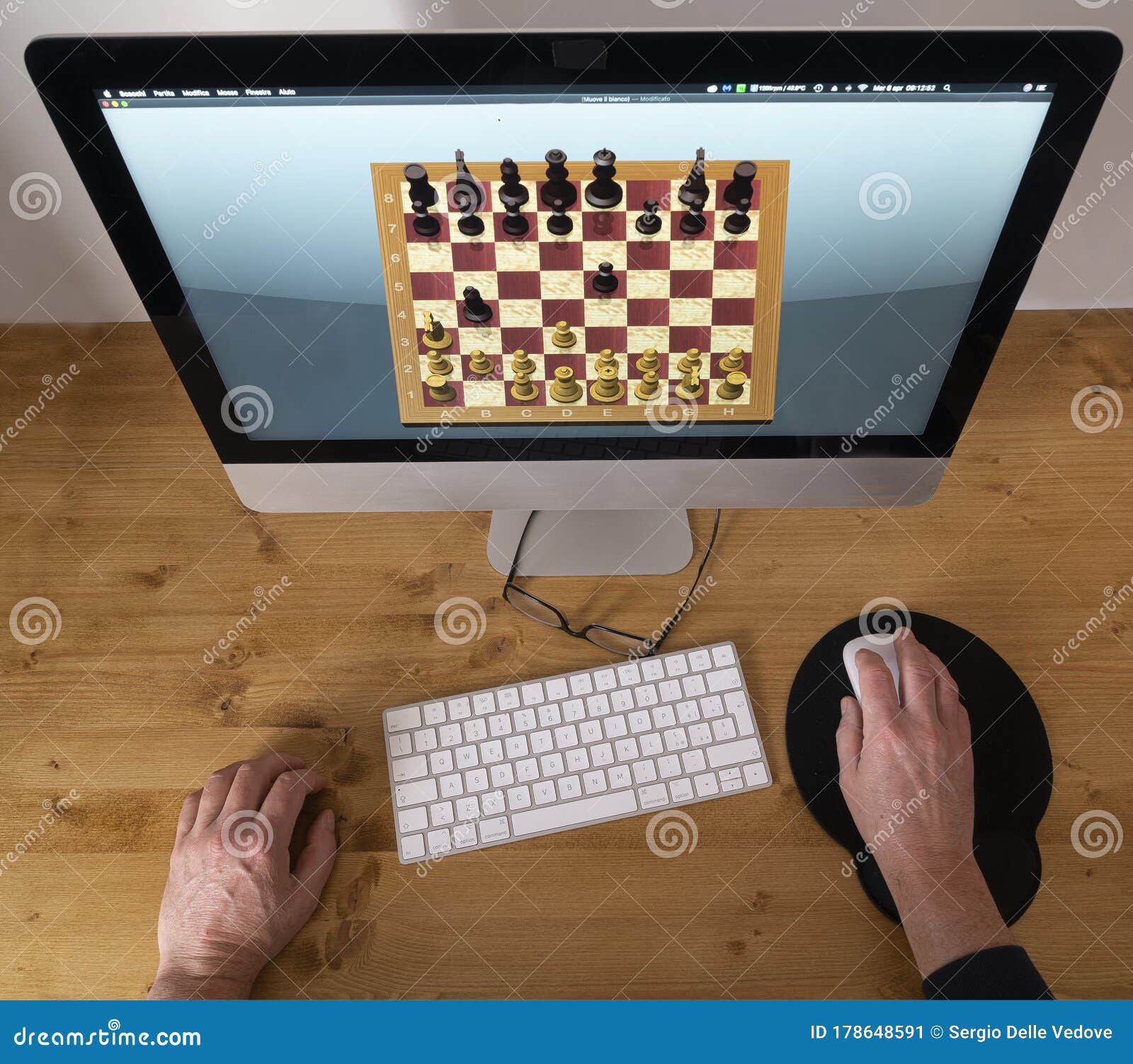 Jogar Xadrez Com O Computador Imagem de Stock - Imagem de jogo, sucesso:  178648591