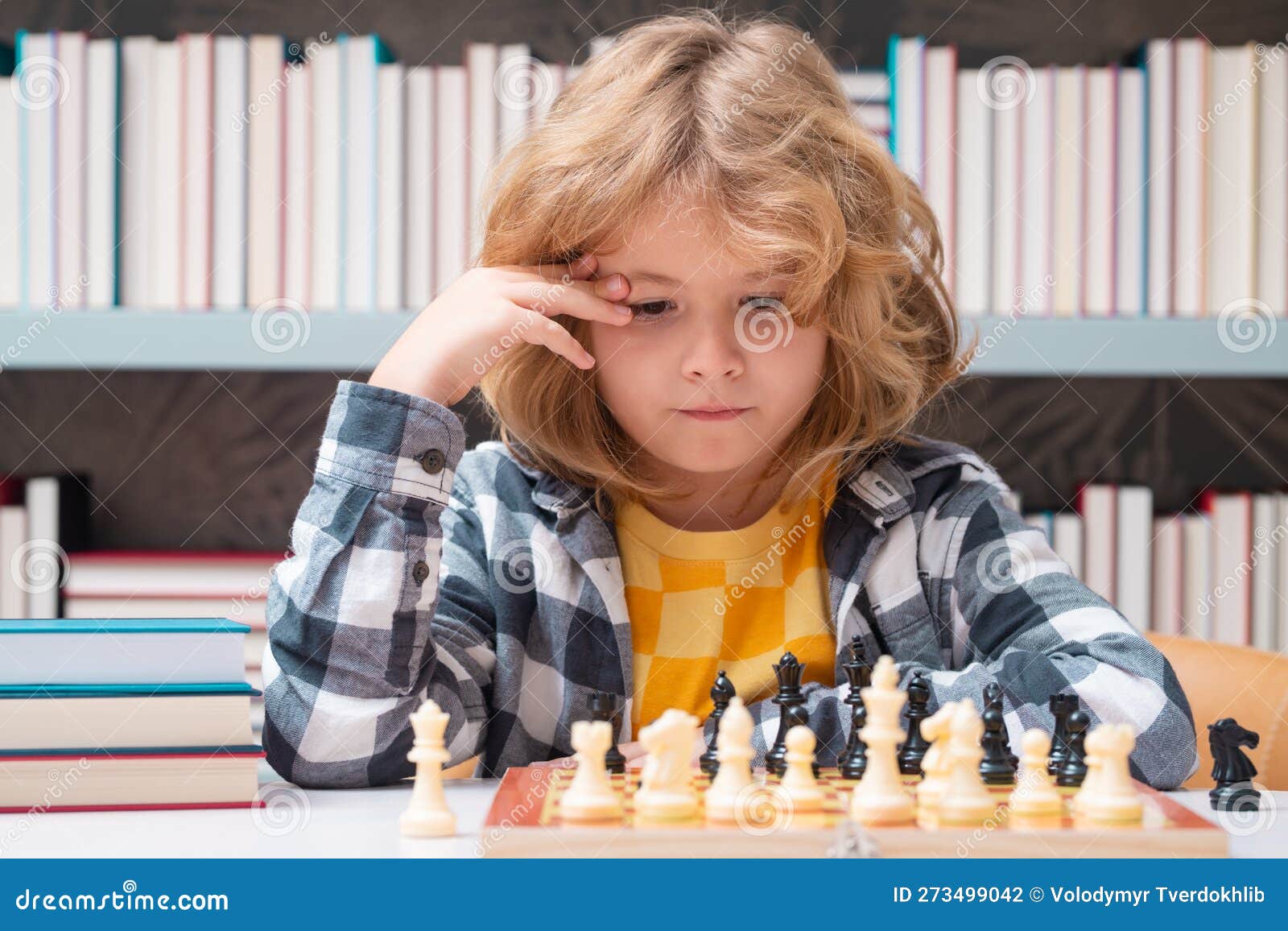 Jogar Xadrez. Escola De Xadrez. Criança Pensa No Jogo De Xadrez. Aluno  Inteligente E Inteligente Da Escola. Jogos Para O Cérebro Foto de Stock -  Imagem de menino, tabuleiro: 273499042