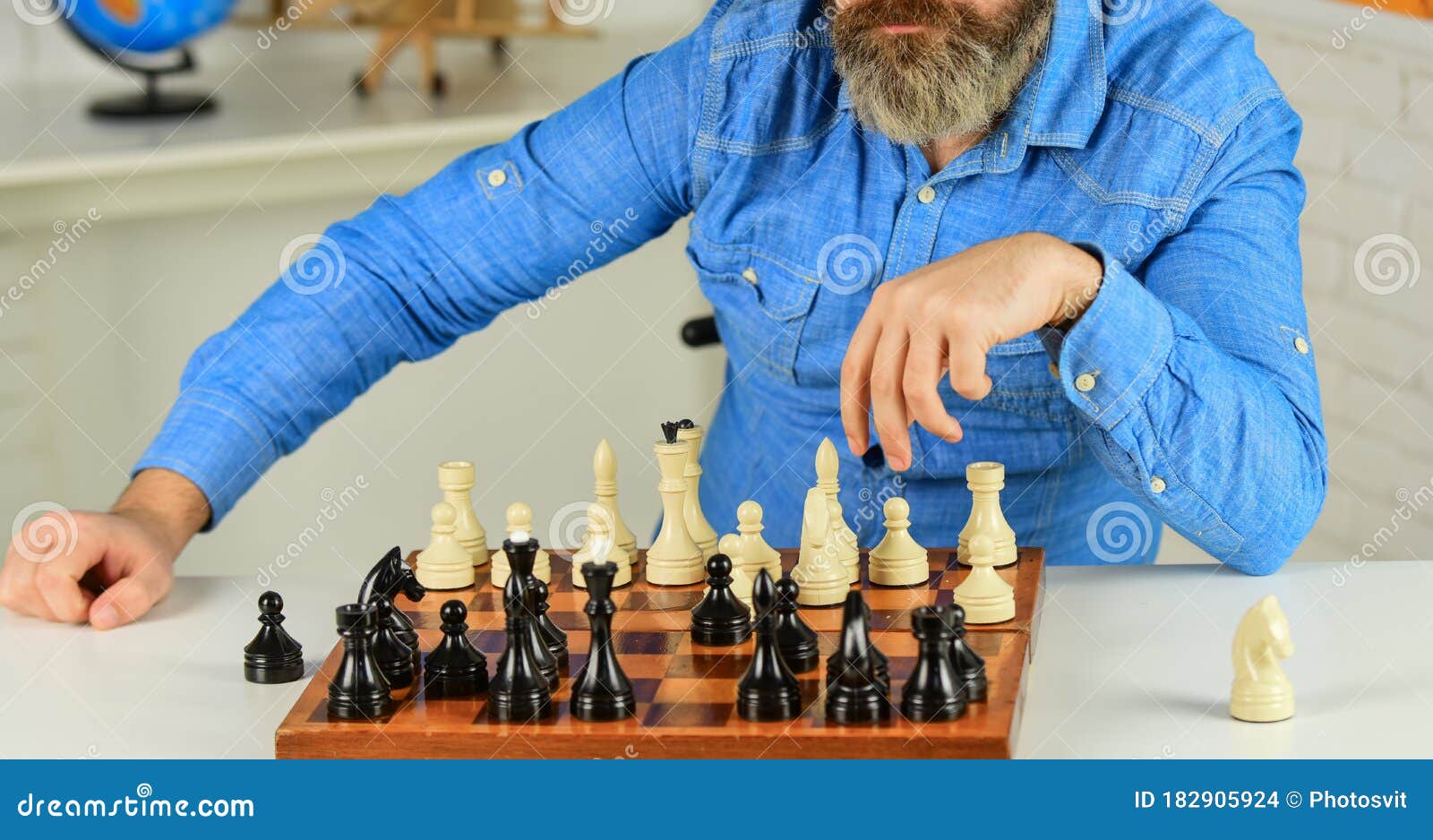 Pessoa jogando jogo de tabuleiro de xadrez, imagem de conceito de