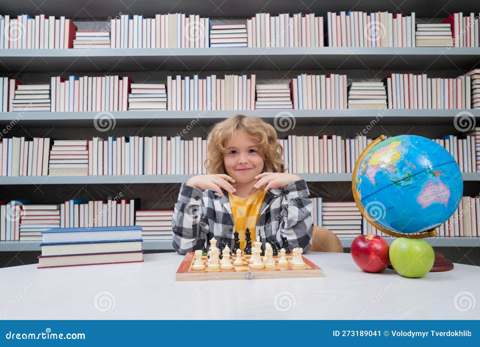 Jogar Xadrez Infantil. Xadrez Para Crianças Inteligentes. Criança Gênio  Aluno Inteligente Jogando Jogo De Tabuleiro Lógico. Rapaz Imagem de Stock -  Imagem de gênio, passatempo: 273189041