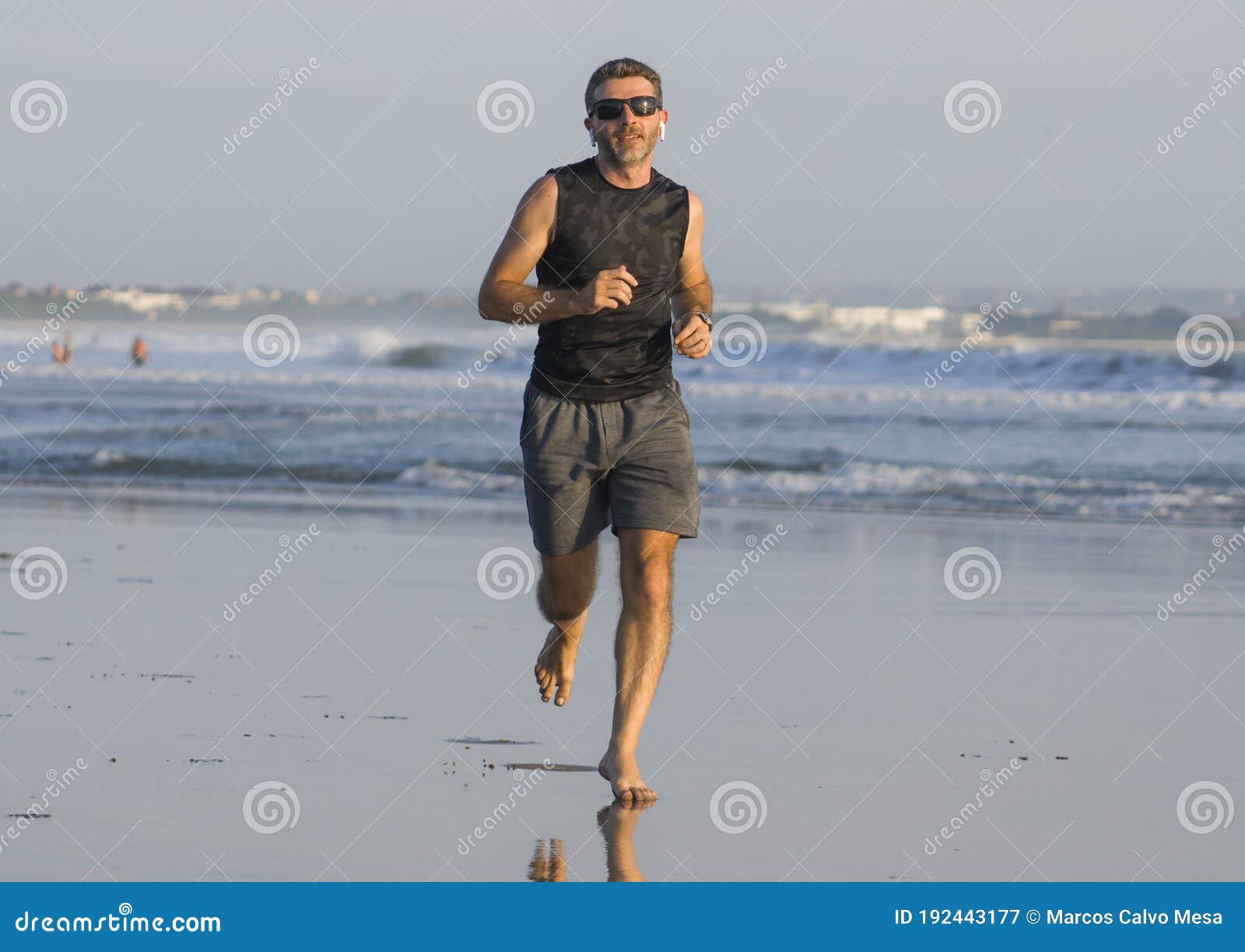 Jogging Verano Entrenamiento Joven Atractivo Y Adecuado Corredor Entrenamiento En Playa Corriendo Descalzo Y Feliz Imagen de archivo - Imagen de gente, activo: