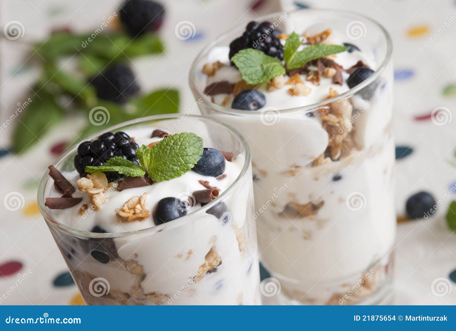 Joghurt Mit Beeren Und Muesli Stockfoto - Bild von sahne, nachtisch ...