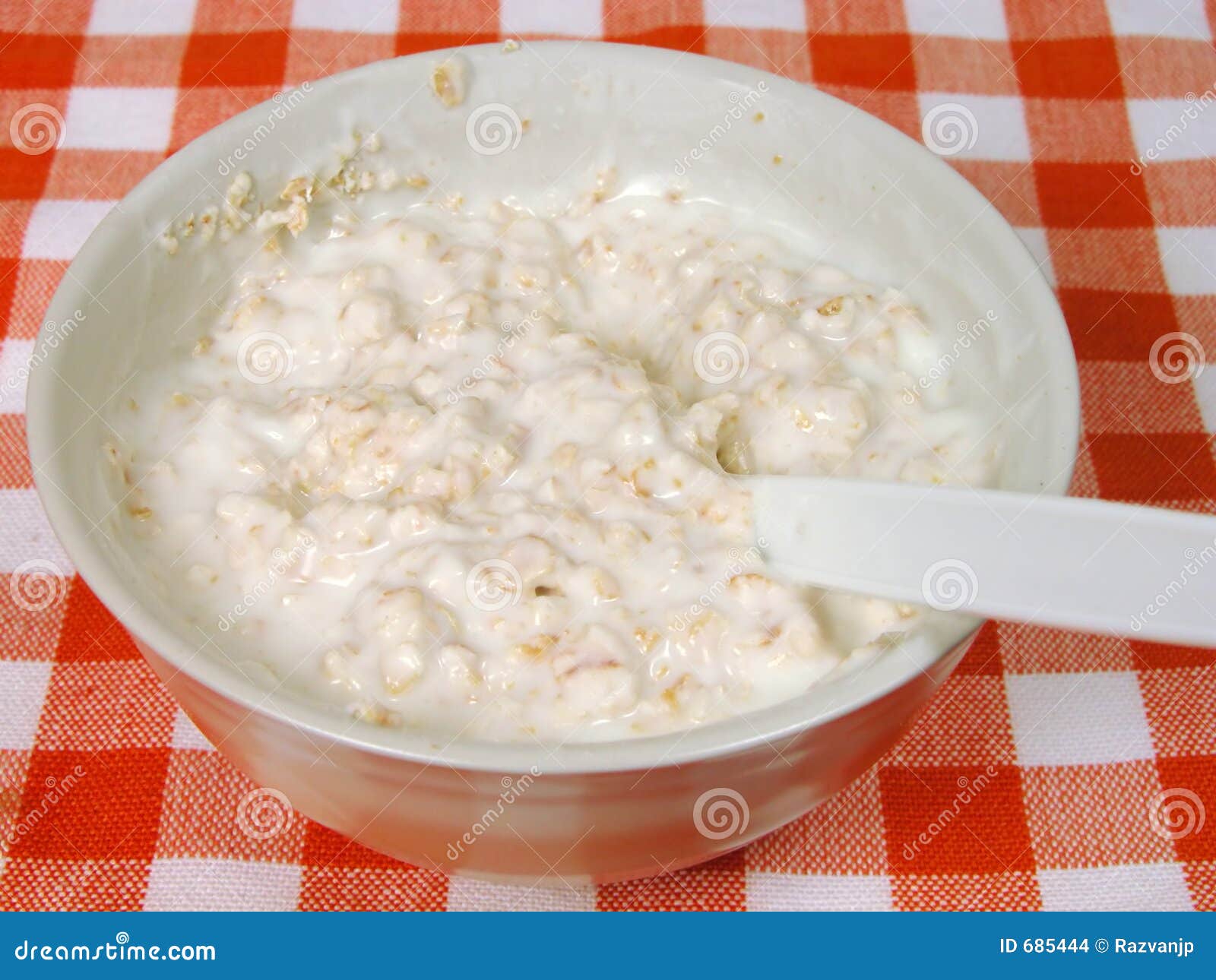 Joghurt mit Haferflocken stockfoto. Bild von getreide, dünn - 685444