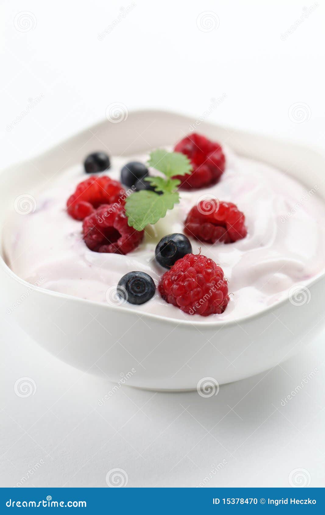 Joghurt Mit Himbeeren Und Blaubeeren Stockfoto - Bild von mahlzeit ...