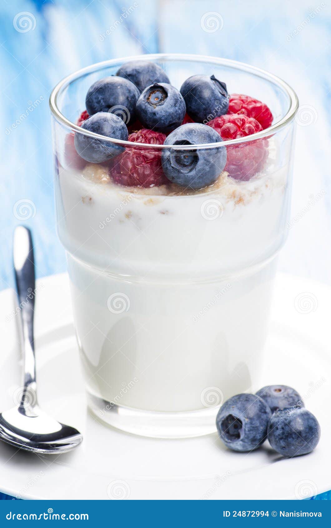 Joghurt Mit Himbeeren Und Blaubeeren Stockfoto - Bild von frisch ...