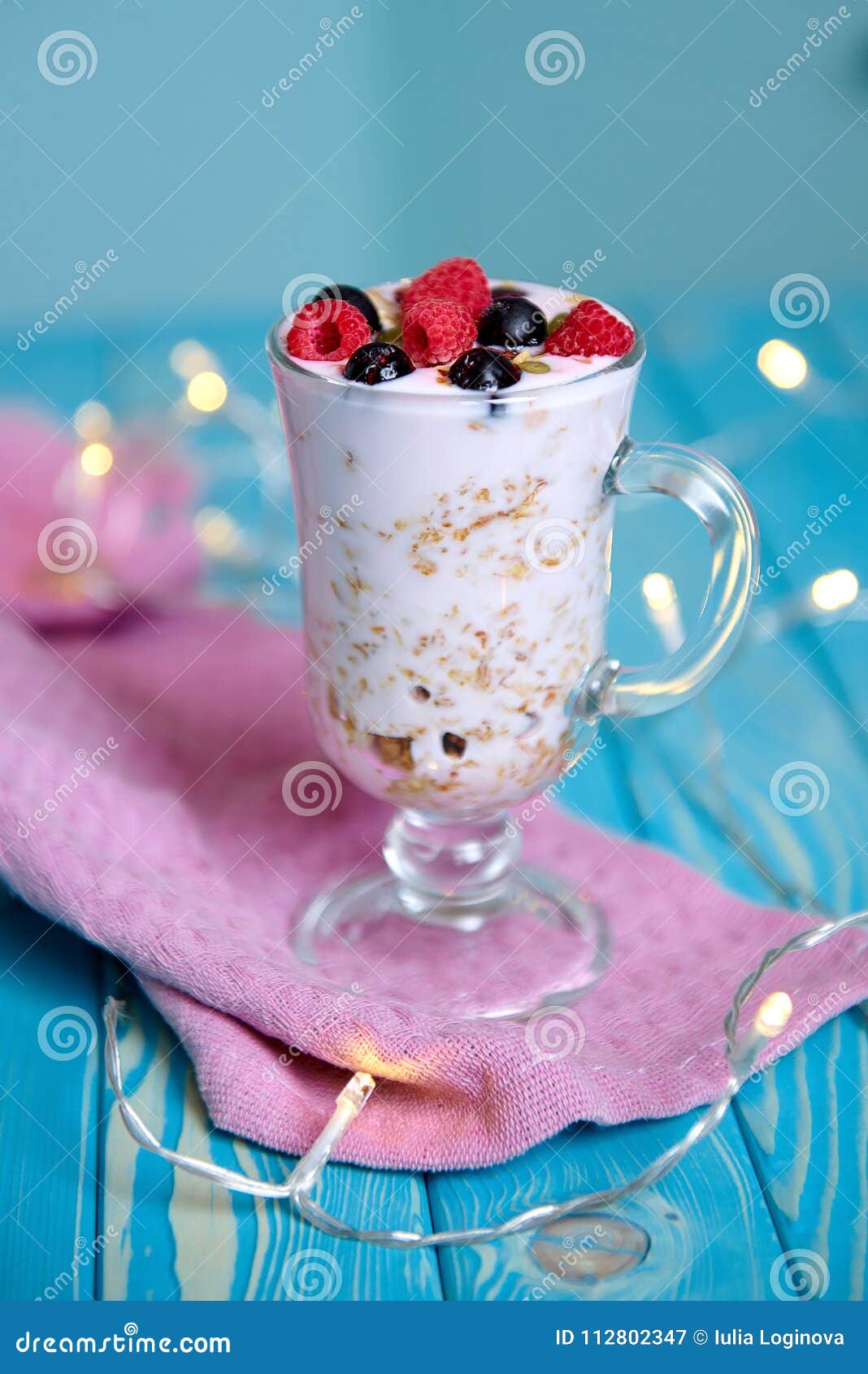 Joghurt Mit Muesli Und Beeren Stockbild - Bild von abnehmen, berg ...