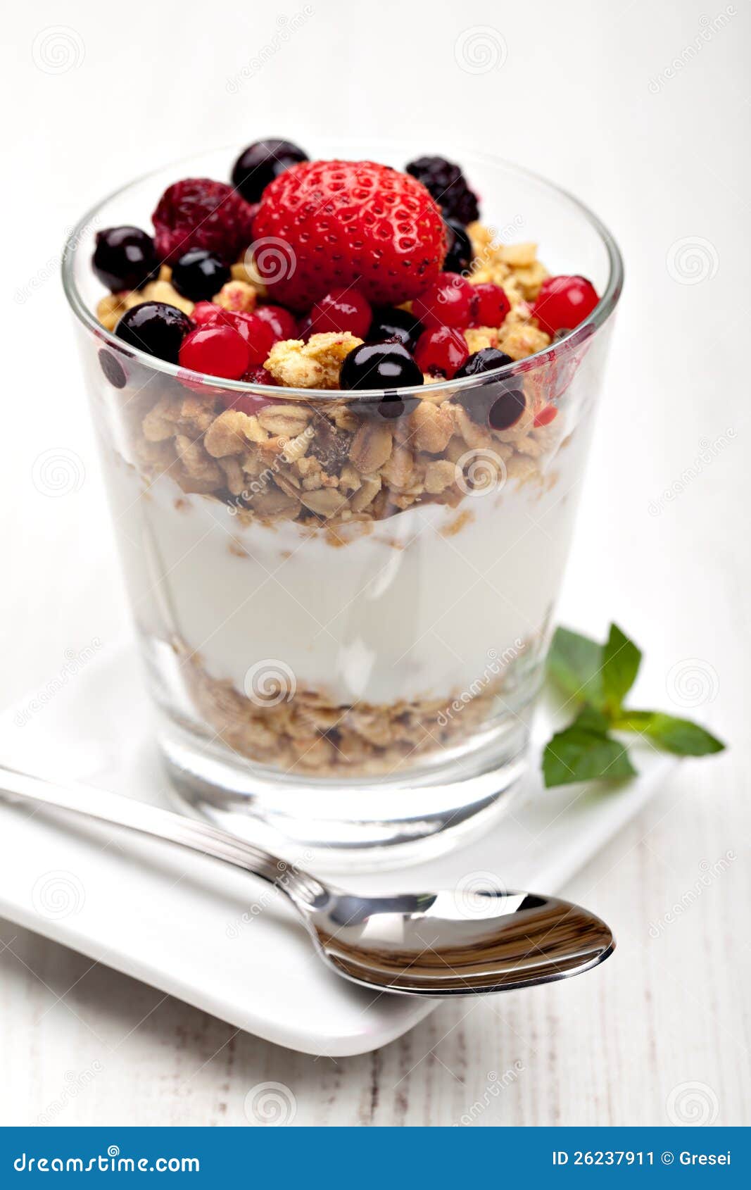 Joghurt Mit Muesli Und Beeren Stockbild - Bild von schüssel, nachtisch ...