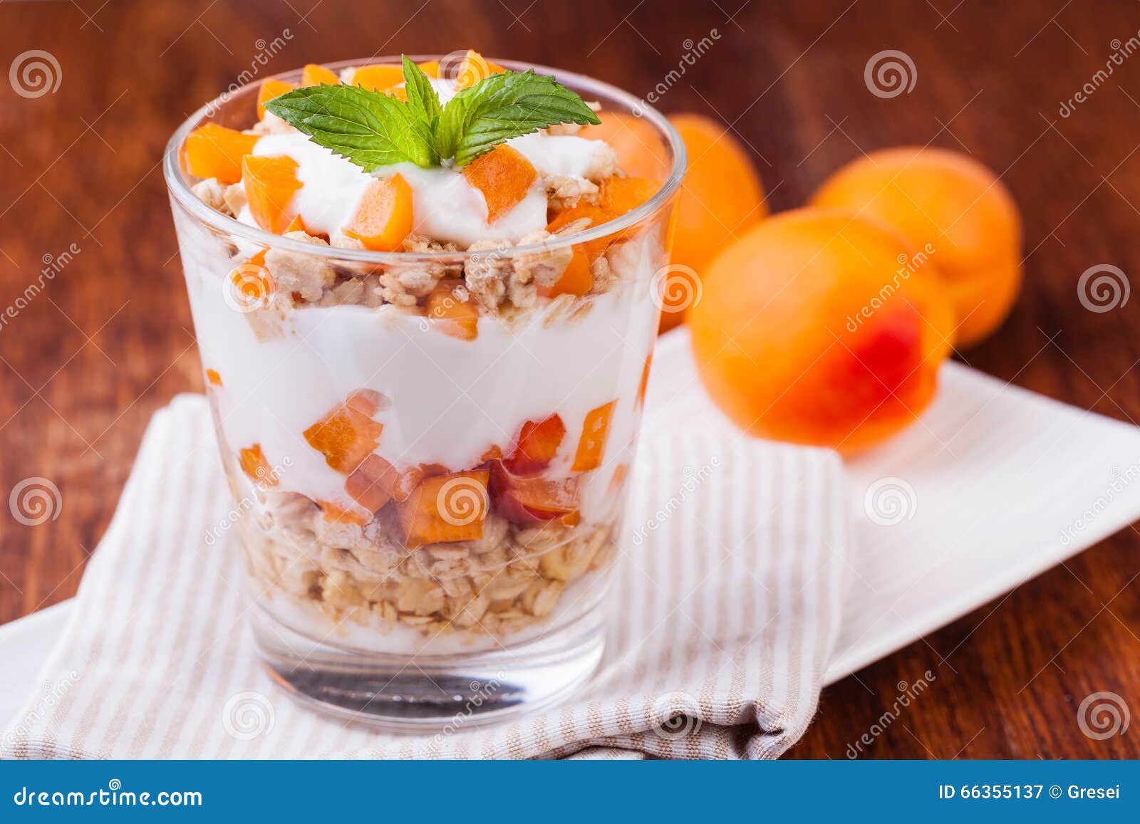 Joghurt Mit Muesli Und Beeren Stockbild - Bild von schüssel, müsli ...