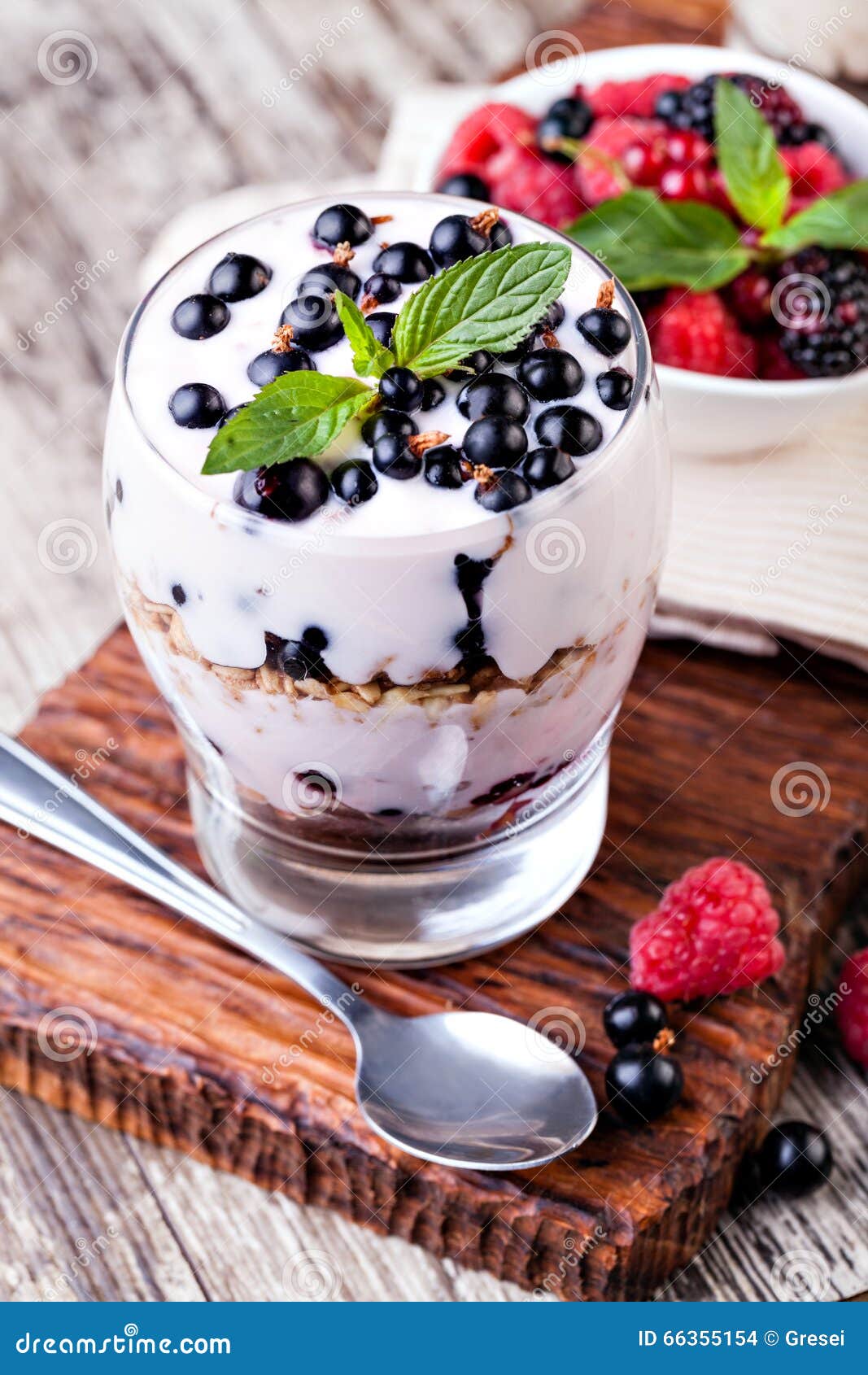 Joghurt Mit Muesli Und Beeren Stockfoto - Bild von getreide, granola ...