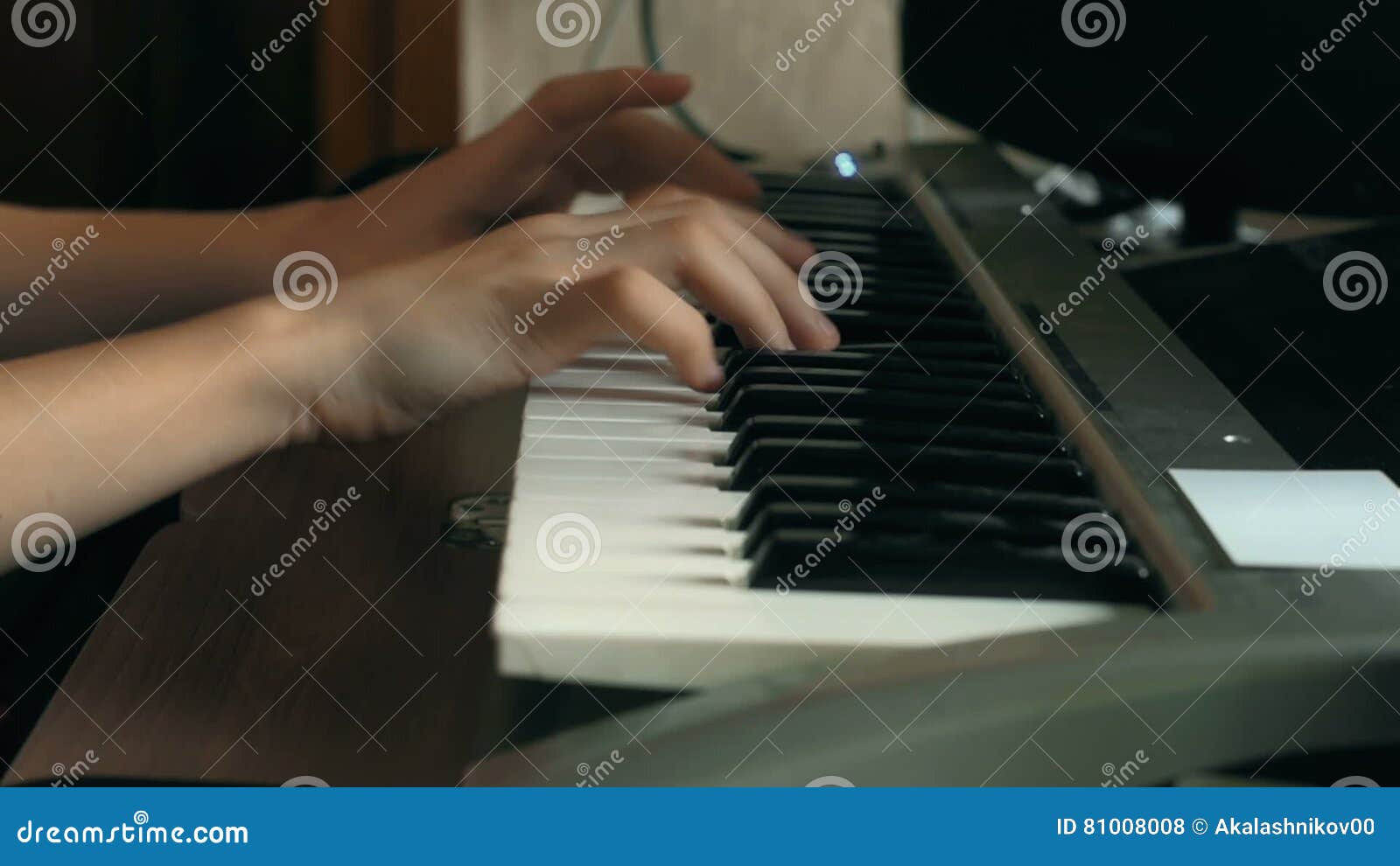 Foto de Garoto Adolescente Jogo Eletrônico Teclado De Piano e mais