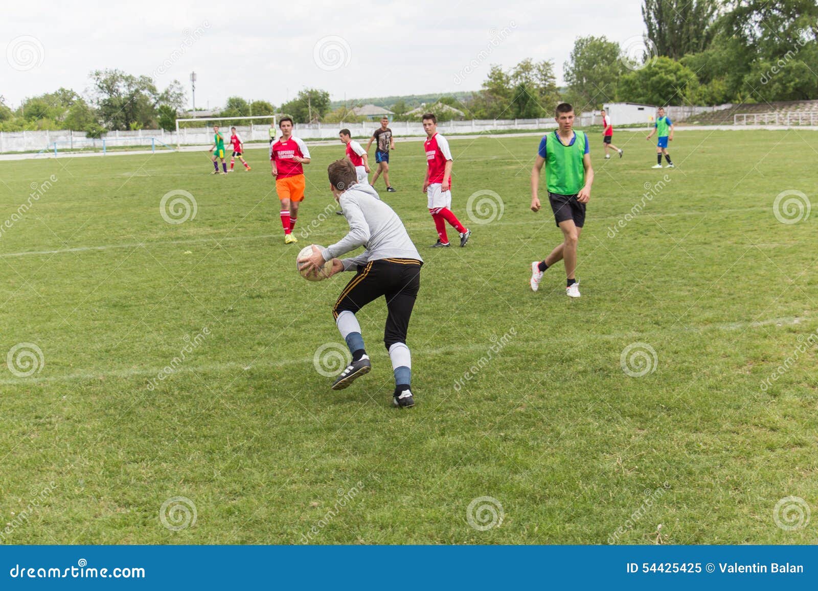 Jogo Amador De Duas Equipas De Futebol No Campo Dentro Imagem Editorial -  Imagem de exterior, jogadores: 54425425