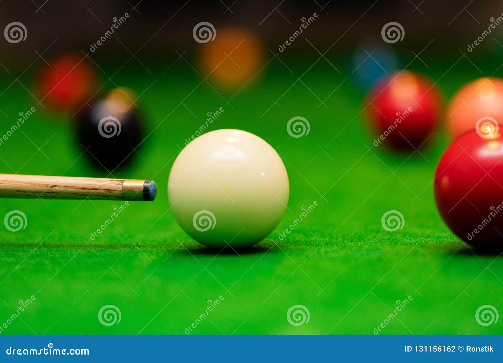 Jogo Da Sinuca - Jogador Que Aponta a Bola De Sugestão Foto de Stock -  Imagem de esfera, jogador: 131156162