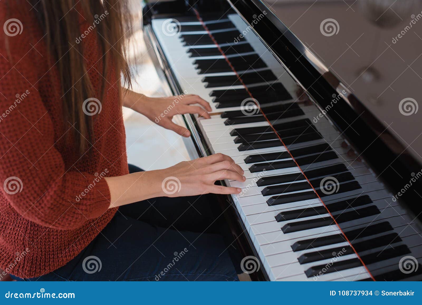 Jogo Das Mãos Do Pianista Da Música Do Piano Detalhes Do Piano De Cauda Do  Instrumento Musical Com Mão Do Executor No Fundo Branc Foto de Stock -  Imagem de melodia, pianista