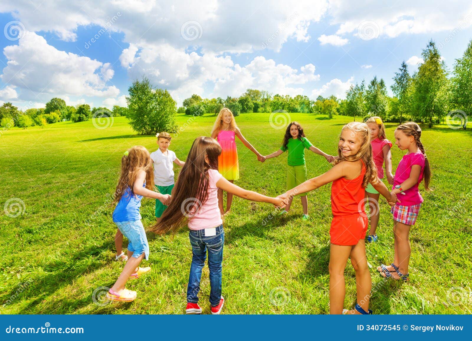 Jogo das meninas no parque imagem de stock. Imagem de grupo - 34072545