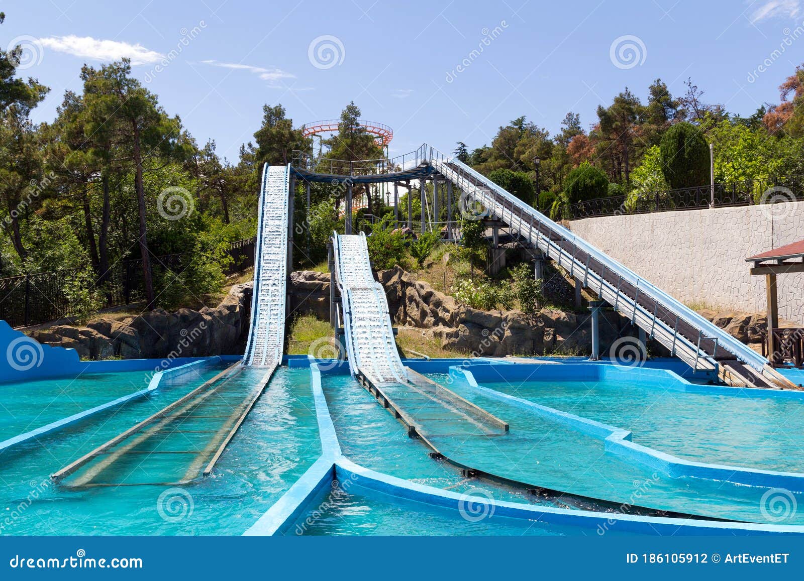 Acople O Jogo De Jogos Do Tiro Ao Visitar Um Parque De Diversões Imagem de  Stock - Imagem de jogar, amor: 41250443